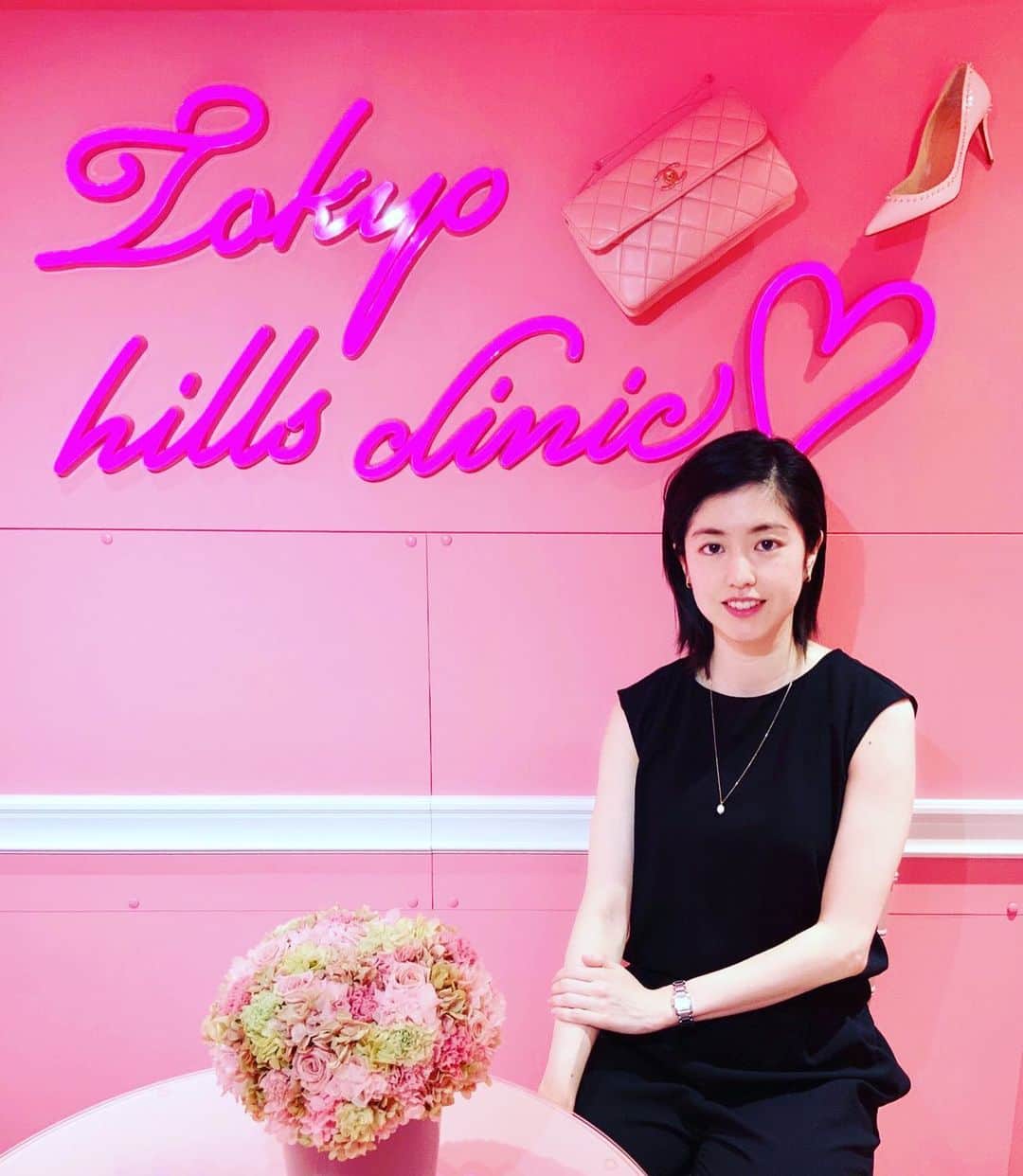 栗原文音のインスタグラム：「先日お肌のメンテナンスに @tokyo_hills_clinicさんに行ってきました💨 も〜、最近は本当にマスクで？食生活の乱れ？でぶつぶつがたくさんで肌荒れが酷くて… そして日焼けだったりでテンションが下がっておりました😔😔 今回もピーリングと美肌トリートメントをしてきました！ そのお陰でぶつぶつがなくなり、もっちりとしたお肌に生まれ変わりました🤩 そしてお肌のトーンも上がりました！ 肌荒れで人に会いたくなかったのが、一気にテンションが上がりました😂💓 いつもありがとうございます！！ #東京ヒルズクリニック#tokyohillsclinic#新宿#高田馬場#栗原文音#ピーリング#美肌トリートメント#肌荒れ#ぶつぶつ#日焼け#トーンアップ#お肌ケア大切#日々努力」