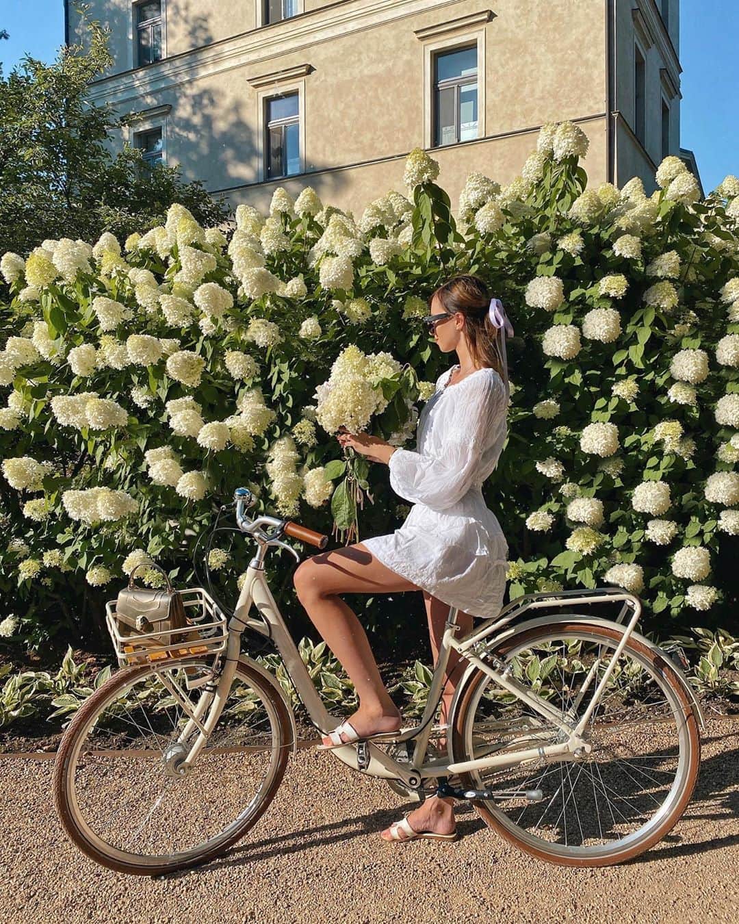 バーボラ・コディトヴァのインスタグラム：「Morning rides at the beautiful @chateaumcely 💐 What a paradise!」