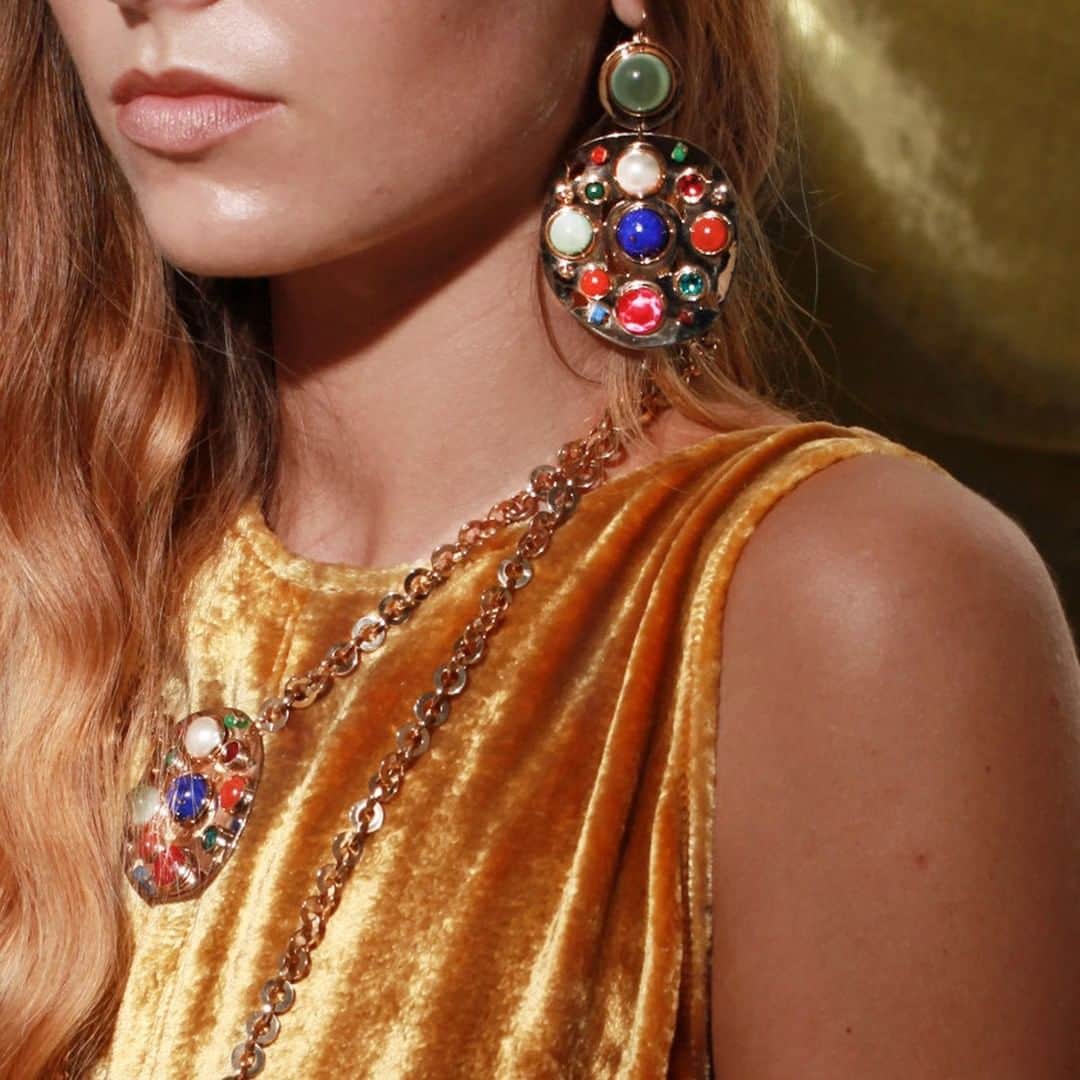 のインスタグラム：「Be the Queen !  BIENVENUE AILLEURS  Découvrez la collection VERONE, métal doré martelé à la main, cabochons de pierres dures multicolores.  #BienvenueAilleurs #Newworld #Verone #nouvellecollection #creation #necklace #colliers #earrings #colors #golden #Paris #Bijoux #BijouxEthniques #SatelliteParis」