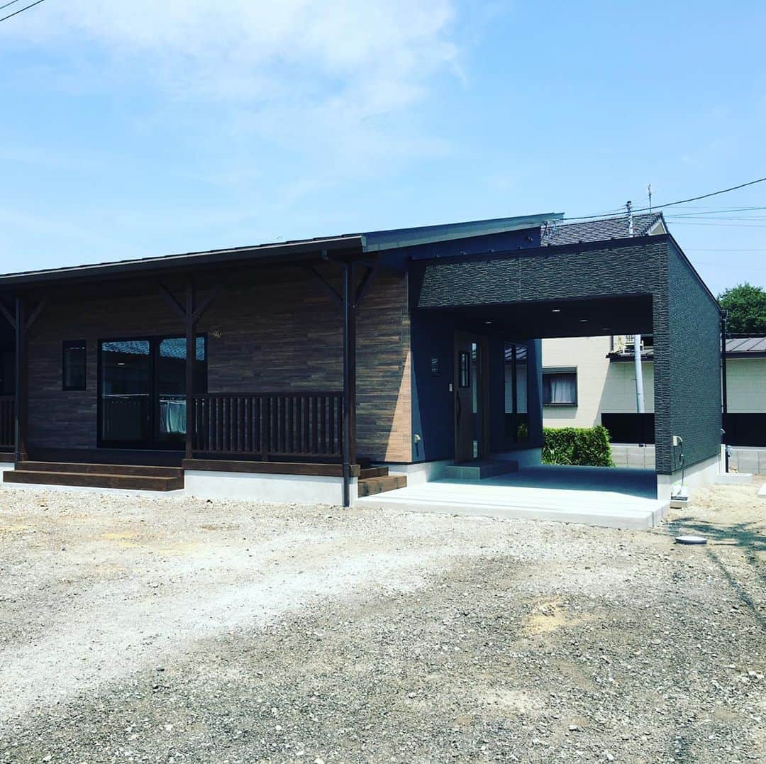 日大建築のインスタグラム：「#日大建築#カリフォルニアスタイル #サーファーズハウス新築#注文住宅#宮崎市#モダン#オシャレ#ビーチ#海#surf #ハワイ#アメリカン#大工#建築#設計#ウッドスタイル#中古住宅#リフォーム#リノベーション#カバードポーチ#ウッドデッキ#ヘリンボーン#マイホーム#家造り」