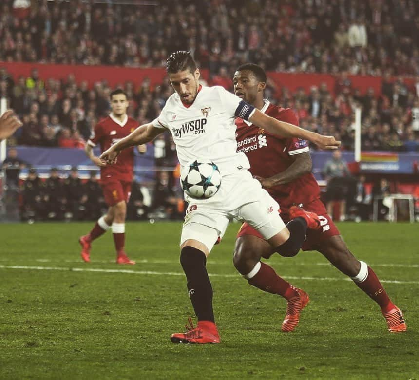 セルヒオ・エスクデロのインスタグラム：「La vida de un deportista se mide en citas como las de hoy. Volvamos a hacerlo @sevillafc  #vamosmisevilla ⚪️🔴⚽️」