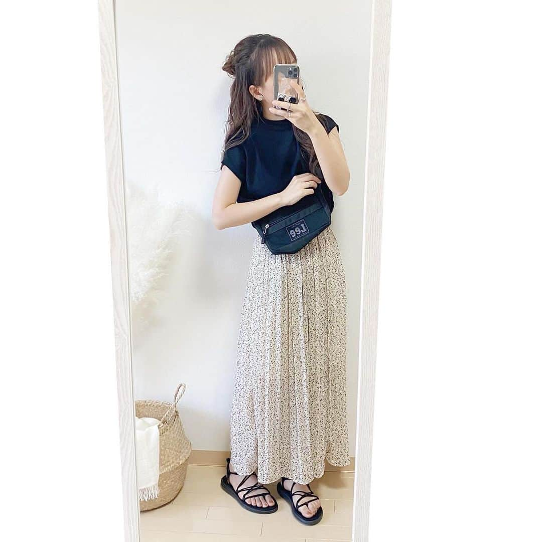 haruさんのインスタグラム写真 - (haruInstagram)「ㅤㅤㅤㅤㅤㅤㅤㅤㅤㅤㅤㅤㅤ ㅤㅤㅤㅤㅤㅤㅤㅤㅤㅤㅤㅤㅤ ㅤㅤㅤㅤㅤㅤㅤㅤㅤㅤㅤㅤㅤ #ootd ㅤㅤㅤㅤㅤㅤㅤㅤㅤㅤㅤㅤㅤ 肌触りの良いニット生地がめっちゃ良くて 秋頃まで使えそうなトップス🤭💕 ㅤㅤㅤㅤㅤㅤㅤㅤㅤㅤㅤㅤㅤ @titivatejp の #ボトルハイネックフレンチスリーブニット です🧸 ㅤㅤㅤㅤㅤㅤㅤㅤㅤㅤㅤㅤㅤ . ㅤㅤㅤㅤㅤㅤㅤㅤㅤㅤㅤㅤㅤ スカートはお気に入りのやつ☺️🧡 WEARに詳細載せているので良ければ チェックお願い致します🙇‍♀️💕 ㅤㅤㅤㅤㅤㅤㅤㅤㅤㅤㅤㅤㅤ スカート以外、黒のアイテムでまとめて ヘアアレンジはハーフお団子でカジュアル感アップ✨ ㅤㅤㅤㅤㅤㅤㅤㅤㅤㅤㅤㅤㅤ ヘアアレンジのやり方は過去に載せてます☺️ ㅤㅤㅤㅤㅤㅤㅤㅤㅤㅤㅤㅤㅤ . ㅤㅤㅤㅤㅤㅤㅤㅤㅤㅤㅤㅤㅤ 今日も最後まで見てくださり ありがとうございました🧸💕 ㅤㅤㅤㅤㅤㅤㅤㅤㅤㅤㅤㅤㅤ ㅤㅤㅤㅤㅤㅤㅤㅤㅤㅤㅤㅤㅤ #titivate #ティティベイト #titivatestyle#プチプラ#スカートコーデ#シンプルコーデ #harucd ㅤㅤㅤㅤㅤㅤㅤㅤㅤㅤㅤㅤㅤ」8月21日 22時06分 - __haru3