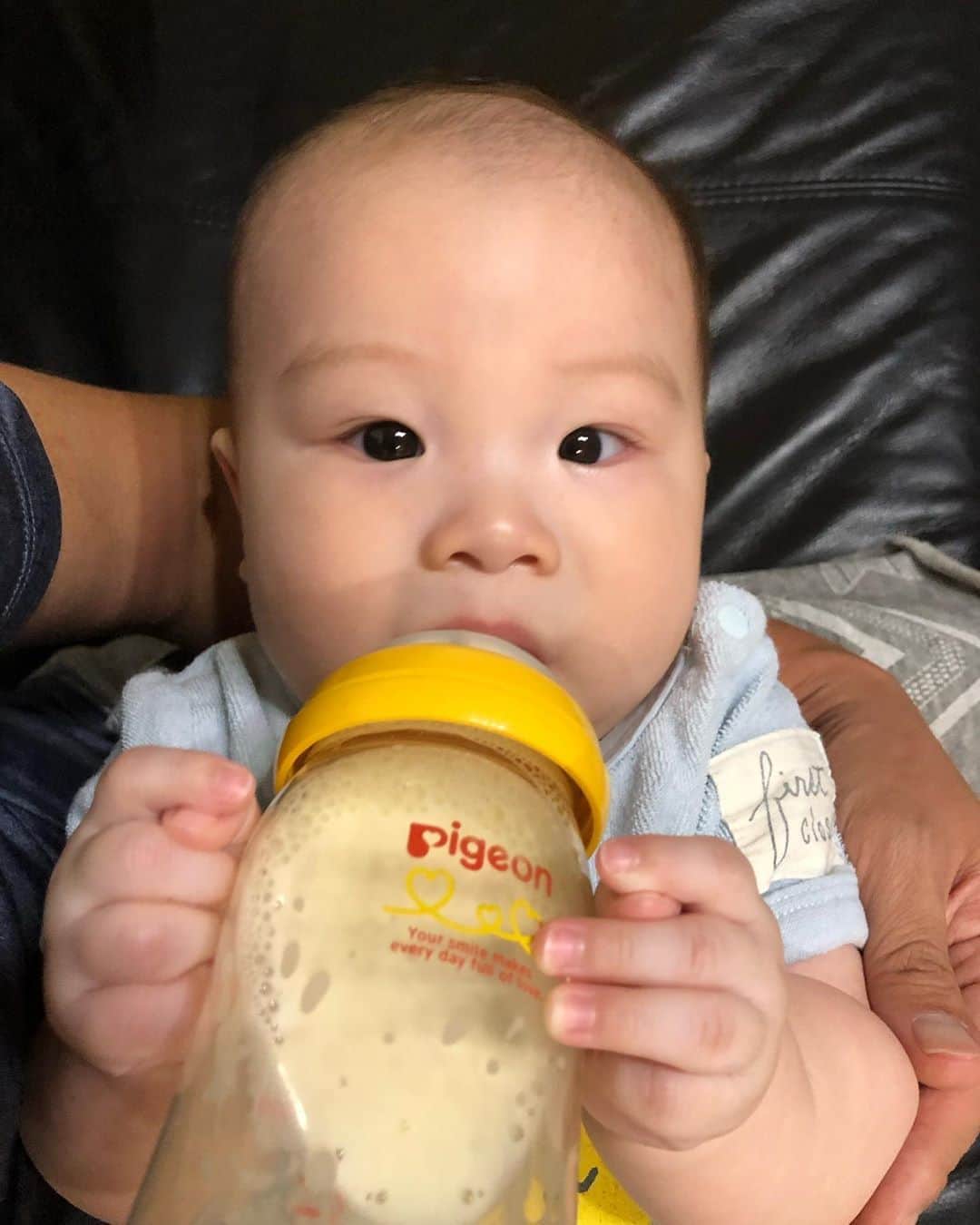 川島章良のインスタグラム：「. . . 自分でだんだんミルク飲めるようになってきたね。  うん？  ミルクの飲みかたちょっとやらしいな  指がね。  指がやらしいよ。  誰を誘ってるんだ。  あなたの目の前はパパだぞ  #きっぺいくん #パパ #親バカ部 #赤ちゃん #ミルク」