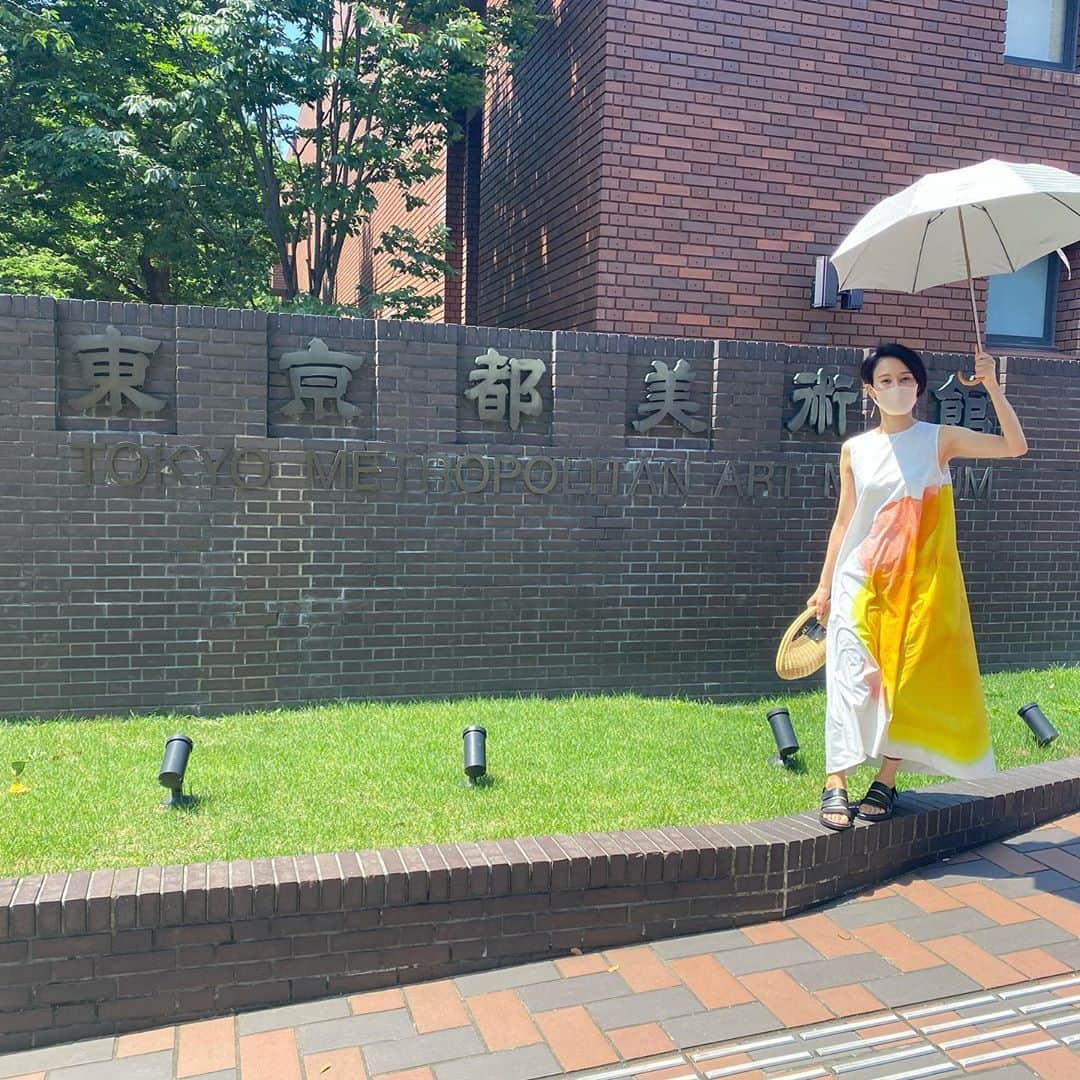 桜一花さんのインスタグラム写真 - (桜一花Instagram)「桜草子〜美術館のすゝめ　その三〜  暑い  言葉が漏れる  毎年夏の暑さってこんなくらいだったかなと思い返す  こうも暑いと動きたくなくなるのだが、行くならせめて涼しいところでと、「三大浮世絵展」に行ってきた。  上野といえば動物園だが、たくさんの美術館や博物館もあって、公園もあるので、とても好きだ。  今日は東京都美術館。  実は初めて入った。  地下に降りていく入り口はちょっとアトラクションに乗る気持ちに近く、ワクワクする。  展示は葛飾北斎始め喜多川歌麿など、美術の教科書で習ったような人たちやその弟子の方々の浮世絵が並ぶ。  目が釘付けになったのは「東洲斎写楽」 その多くは役者を描いているのだが、なんていうのかな。生々しくて、ちょっと見てはいけないものを見てしまったような気持ちになった。なんだろ。まだ生きているかんじ。  他にも同じ作品でも浮世絵の刷り師による色の違いとか、並べて置いてあったり、部屋を斜めに使うことで、展示の数を増やしてあったり、途中椅子がいっぱい置いてあるので休憩したり、ゆっくりしながらもたくさんの作品を見ることができた。 浮世絵満喫である。  歌舞伎を見たときにも思うのだけど、こんなすごいの作っちゃって、江戸時代は芸術が豊かだなぁ。平和だったからもあるか。  独自のチャレンジ精神を感じる。  そんなこと考えながら外に出たらやっぱり暑いんで、すぐ近くのスタバに避難しましたとさ。  頭も使ったからお腹も空いたね。  ちゃんちゃん。  #桜一花  #元タカラジェンヌ #三大浮世絵コレクション展  #美術館好きな人と繋がりたい  #暑いね  #東京都美術館  #涼しいよ」8月21日 22時08分 - sakuraichika_official