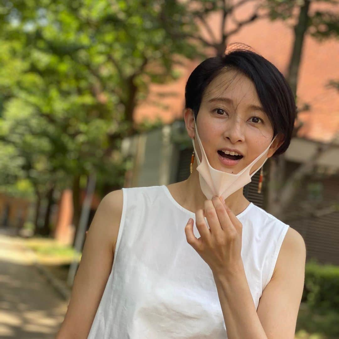 桜一花さんのインスタグラム写真 - (桜一花Instagram)「桜草子〜美術館のすゝめ　その三〜  暑い  言葉が漏れる  毎年夏の暑さってこんなくらいだったかなと思い返す  こうも暑いと動きたくなくなるのだが、行くならせめて涼しいところでと、「三大浮世絵展」に行ってきた。  上野といえば動物園だが、たくさんの美術館や博物館もあって、公園もあるので、とても好きだ。  今日は東京都美術館。  実は初めて入った。  地下に降りていく入り口はちょっとアトラクションに乗る気持ちに近く、ワクワクする。  展示は葛飾北斎始め喜多川歌麿など、美術の教科書で習ったような人たちやその弟子の方々の浮世絵が並ぶ。  目が釘付けになったのは「東洲斎写楽」 その多くは役者を描いているのだが、なんていうのかな。生々しくて、ちょっと見てはいけないものを見てしまったような気持ちになった。なんだろ。まだ生きているかんじ。  他にも同じ作品でも浮世絵の刷り師による色の違いとか、並べて置いてあったり、部屋を斜めに使うことで、展示の数を増やしてあったり、途中椅子がいっぱい置いてあるので休憩したり、ゆっくりしながらもたくさんの作品を見ることができた。 浮世絵満喫である。  歌舞伎を見たときにも思うのだけど、こんなすごいの作っちゃって、江戸時代は芸術が豊かだなぁ。平和だったからもあるか。  独自のチャレンジ精神を感じる。  そんなこと考えながら外に出たらやっぱり暑いんで、すぐ近くのスタバに避難しましたとさ。  頭も使ったからお腹も空いたね。  ちゃんちゃん。  #桜一花  #元タカラジェンヌ #三大浮世絵コレクション展  #美術館好きな人と繋がりたい  #暑いね  #東京都美術館  #涼しいよ」8月21日 22時08分 - sakuraichika_official