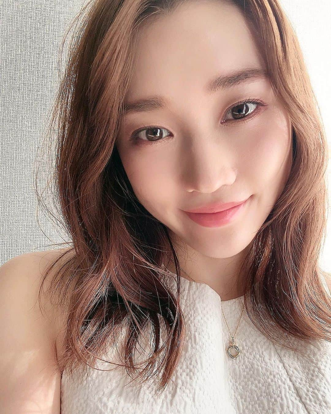 梶恵理子さんのインスタグラム写真 - (梶恵理子Instagram)「全品プチプラコスメで 透明感色っぽ大人ナチュラルメイクをしたよ🤗💘 . 今の季節から秋にかけて使えるコスメで 優秀なプチプラコスメばかりを使ってます😍 . 先ほどYouTubeにupしたので是非見てね🍇💞 個人的にこのメイク めっちゃ気に入ってる🙆🏻‍♀️🙆🏻‍♀️🙆🏻‍♀️ . . . #かじえり#秋コスメ#プチプラコスメ#大人ナチュラル#色っぽメイク#透明感メイク#崩れないメイク#メイク好きな人と繋がりたい」8月21日 22時19分 - kajierimakeup