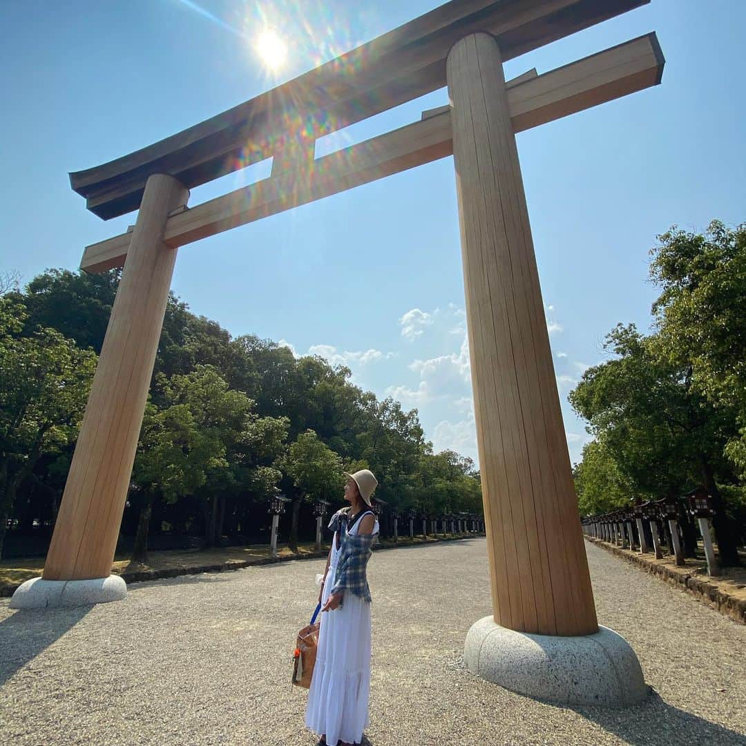 西山茉希さんのインスタグラム写真 - (西山茉希Instagram)「広島に向かう西山が 奈良へ辿り着くとゆう日。  #予定が立っても未定な楽しさ #どんどん変えちゃう #ワクワクしちゃう #ケセラセラな行く先  自由の強み。 最強説。  #約一年ぶりのご挨拶 #橿原神宮  日本の生まれた場所と言われる地。  #通りすがりの電車好きさん #通りすがりのお姉さん #休憩してたおじいさん  写真撮ってくれてありがとうございました。 それぞれのセンスが、最高です。  『俺の顔しか写ってねーよぉ？！』 って言ってたおじいさん、 それ反射です😌  #ちゃんと撮れてましたよ✨ #0秒の動画も✨ #🤣😂🤣  思い出の地。 通う地。  次はまた来年かな✨⛩✨」8月21日 22時13分 - maki.nshiyama50