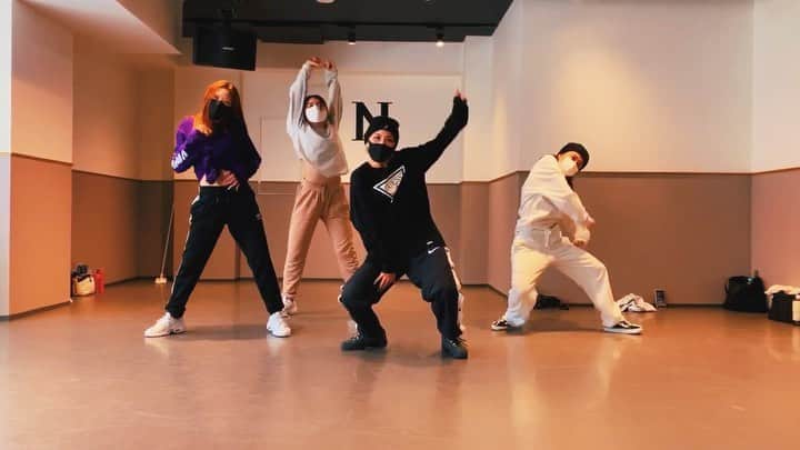 のインスタグラム：「Today's  My Class✨ @noadance_ebisu .  Take It There- @tonestith 💋　 Dance wiz @miesaaaan @miyu_1105 @tomone_0707_ 🌹 ・ ねっとりじっとり。 これもMENSに踊ってもらいたいシリーズ。 今日も皆ありがとう🌹 来週からは女子なのやりたい思ってます♡ #harukamuto #choreography #tonestith #noadanceacademy」