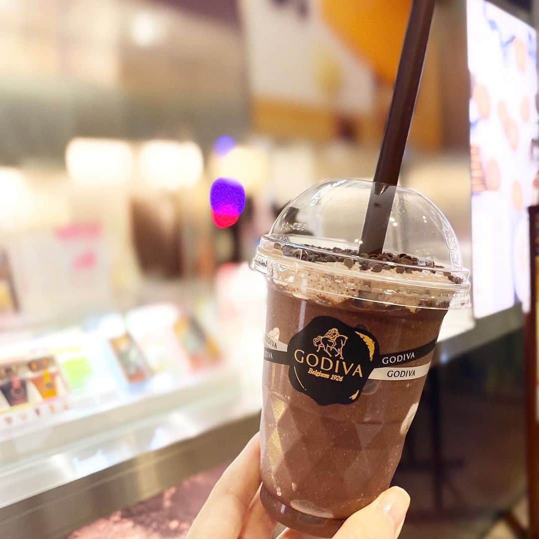 市川歩美のインスタグラム：「ゴディバの大人気ドリンク「ショコリキサー」って、1日に平均約12,000杯も売れてるんです‼️知ってましたか❓❓  いろんな味が魅力的ですが、私はダークチョコレートカカオ85%と、期間限定のカカオの産地別のショコリキサーがお気に入り❤️   8月末までは限定ショコリキサー「ベネズエラ43％」が登場しています。行かなくちゃ❣️（写真は前回のペルー産カカオ）  東洋経済オンラインで記事を書きました。アクセス多数御礼‼️‼️みなさんも読んでくださいね。  記事→  ゴディバ｢ショコリキサー｣圧倒的に売れる魅力 ー1日1.2万杯､冷たいチョコドリンクが夏を癒すー https://toyokeizai.net/articles/-/370608  #ilovechocolate  #chocolat #chocolatelovers  #chocolate #チョコレート #チョコレート大好き #チョコレート好き #ショコラ #チョコレート好きと繋がりたい #チョコレートケーキ #カカオ #ショコリキサー#ゴディバ#GODIVA #夏チョコ #チョコレートドリンク #フローズンチョコレートドリンク  #東洋経済オンライン #夏ショコラ」