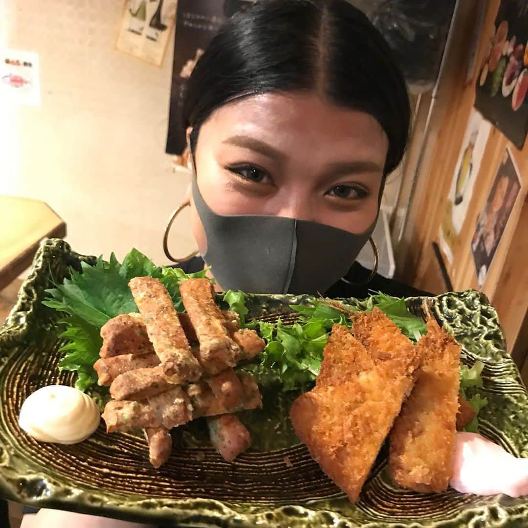 魚壱商店 天王寺店さんのインスタグラム写真 - (魚壱商店 天王寺店Instagram)「みなさんこんばんわ😀 #魚壱商店 の#ひできち です❗️ 今日は夕立が凄かったですね☔ 8月もそろそろ終わりが近づいてますが、日に日に暑くなっている様な…☀️ しかし❗️敢えて今日は#アツアツ の揚げ物です‼️ こちら#アジフライ と#ちくわの磯辺揚げ #ジェンガ盛り です🤩 大分茶目っ気がありますね…僕は暫く店舗を離れていますが非常に楽しげに営業してそうですね✨✨  毎日18時まではハッピーアワーも #生ビール200yen #チューハイ #ハイボール #赤玉パンチ が#150yen  更に更に！！ 19時以降も60分の#飲み放題 が#500yen で、90分飲み放題が#800yen でいけちゃいます✨✨  当店はいつでも#明るく お客様をお待ちしております😘  #和歌山のうめぇもん #天王寺 #大阪阿部野橋 #天王寺居酒屋 #駅前居酒屋 #個室 #掘りごたつ #カウンター #魚壱商店天王寺店 #お造り #まぐろ #本マグロ  #生ビール #和歌山地酒 #和歌山料理」8月21日 22時18分 - uoichishouten