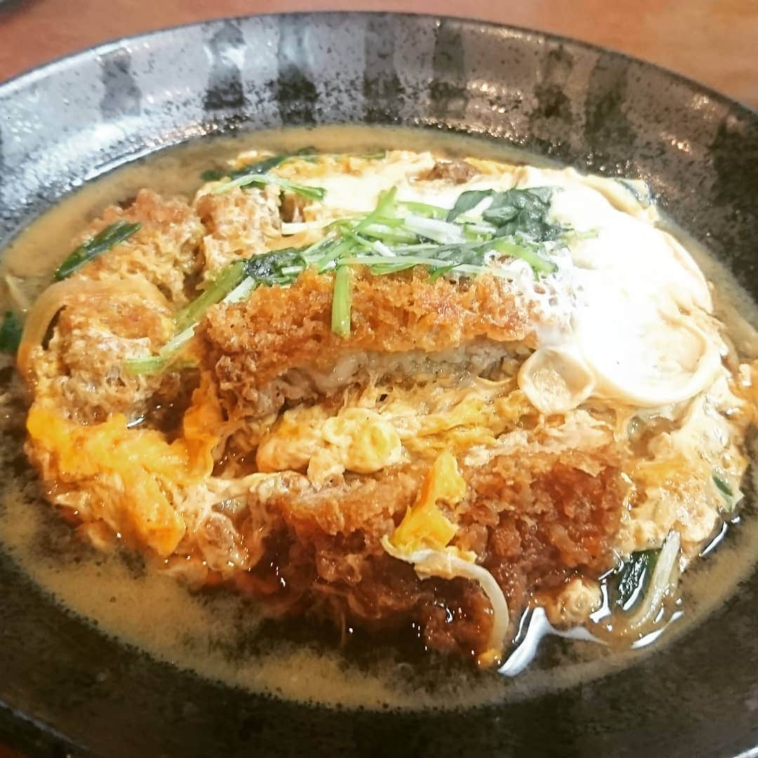 松本康太さんのインスタグラム写真 - (松本康太Instagram)「『カツ煮』目黒にある「福島屋」ここのカツ煮がめちゃくちゃ美味しいのです♪揚げたてのカツを玉子でとじる♪たまらない(>_<) ！  #カツ #カツ煮 #そば処 #福島屋 #目黒 #レギュラー松本 #あるある探検隊」8月21日 22時19分 - aruarutankentai.matsumoto