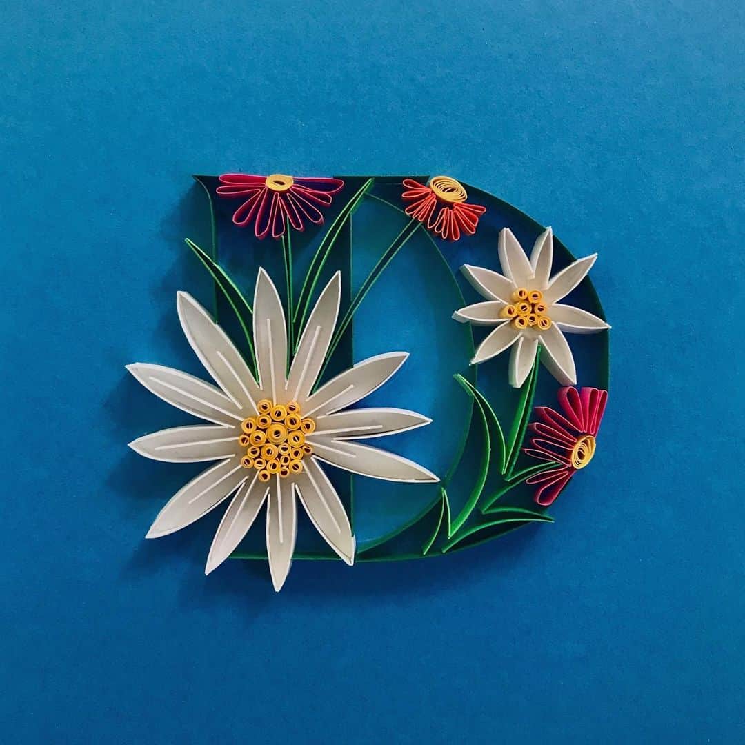 のインスタグラム：「D for Daisies 🌼🌸 A piece I created in June for a video interview and lesson with Becca of @thehappyevercrafter !  I met Becca at @letter_west in Utah last year and ever since she had been coaxing me to do a lesson on her hugely popular YouTube channel. The video just got published today and I loved the whole experience talking her while trying to teach what I do. Hope you like it and find it helpful in some way to learn the craft. Link to the lesson is in my profile and you can also check Becca’s latest post/story for details.」