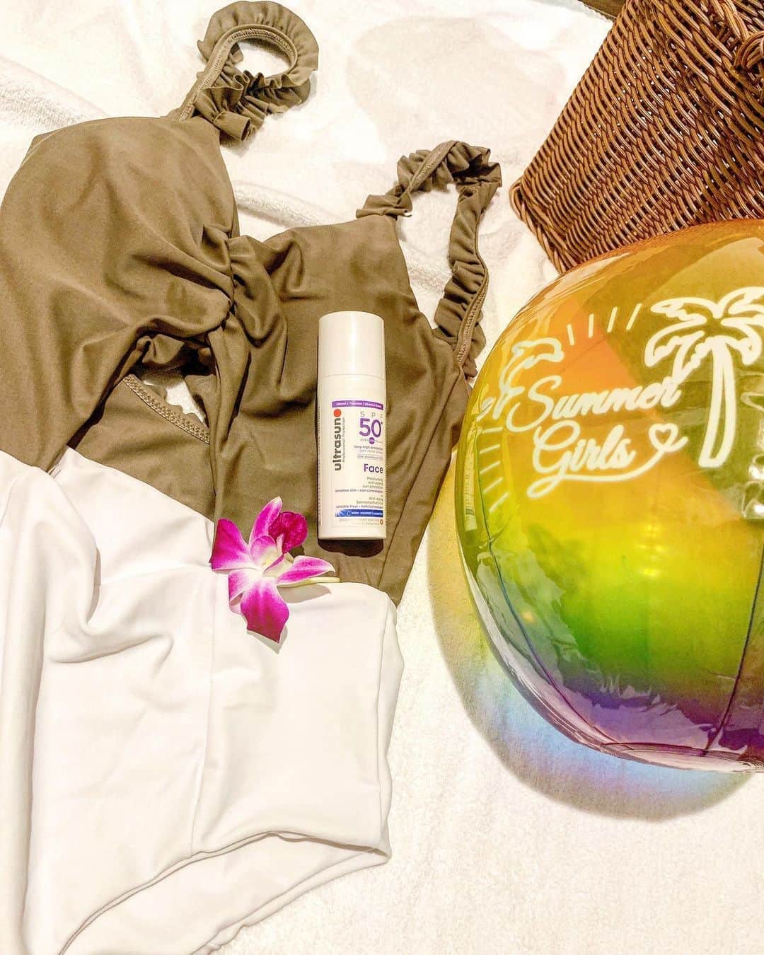 のインスタグラム：「お腹の開いたおにゅーの水着🩱♫ 今回旅行にこの水着を持って行きました✌️  そして最近欠かせない日焼け止め！ 今年は有名な#アルトラサン @ultrasunjapan を毎日使ってます☀️  標高の高いスイスのサンケア専門のブランドなのでかなり強力！  強力な日焼け止めって肌に負担がかかりそうだけど、アルトラサンは敏感肌にも優しく無添加成分なので肌にも優しいところが個人的にばっちりなんですよね💕  しかもボディーソープで落ちるので普段使いに本当に最高！  紫外線だけで無く近赤外線やブルーライトもカットしてくれるので日常使いにとても良いですよ💕  塗り心地もさらりとしていて重く無くて最高です😌✨  @toku.tamu #アルトラサン #ultrasun #トクタム #tokutamu #ママ水着 #ワンピース水着  #ブルーライトカット  #日焼け止め」
