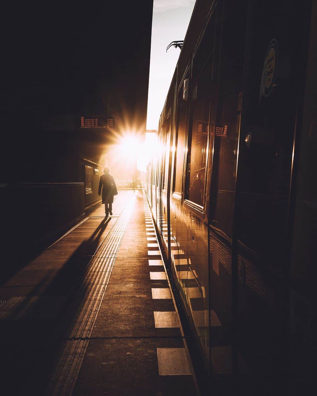 Thomas Kakarekoのインスタグラム：「catching rays I’ve been waiting a year to have the sun perfectly aligned with this street so I could take a picture like that again. Gonna be back next year right on time for sunrise.  #berlin」