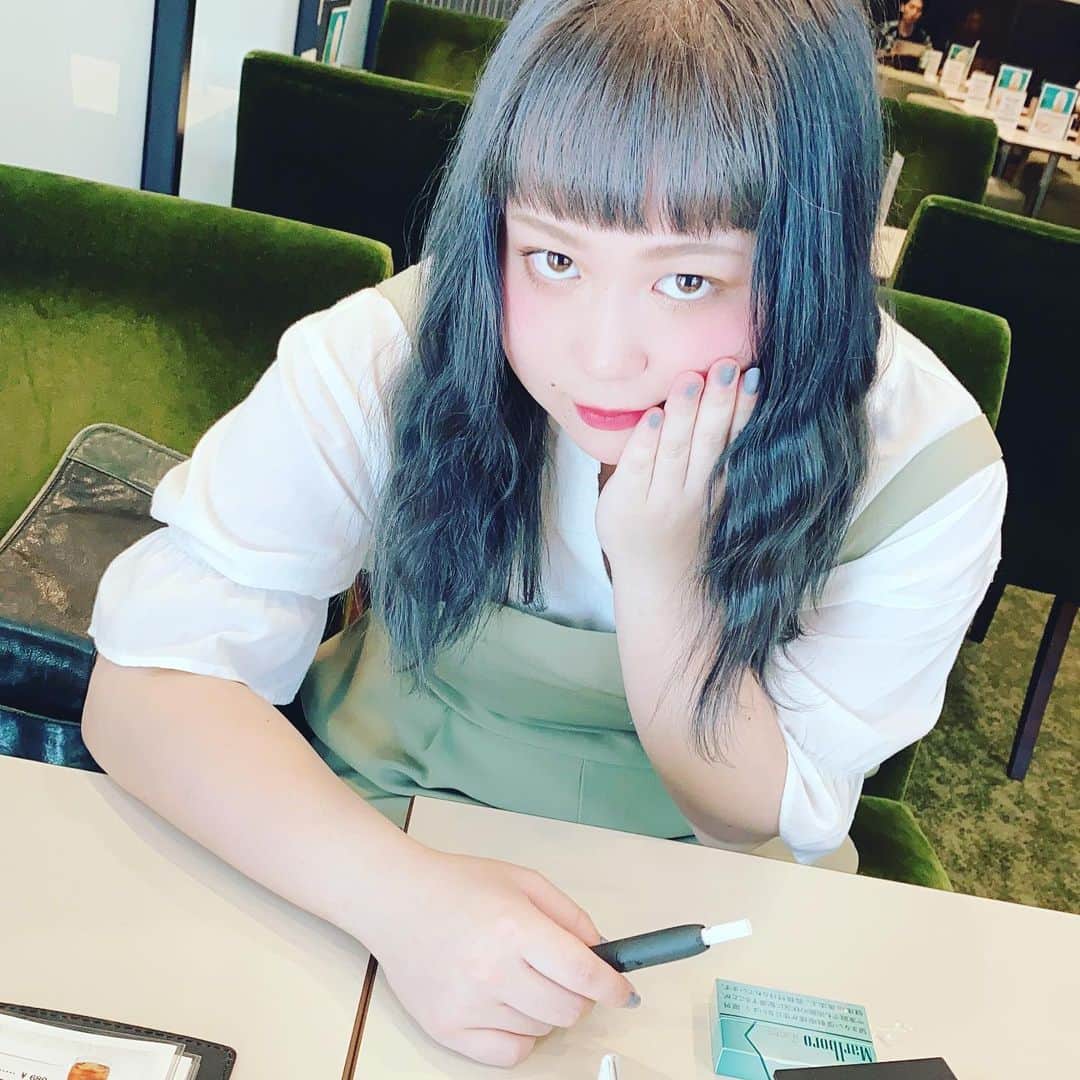 西田さおりさんのインスタグラム写真 - (西田さおりInstagram)「いつものごとく自染めしたら 大変なことになってしまいました。 青色になってしまい 前髪やメイクのせいで もうメンヘラです。メンヘラ豚女です . . #メンヘラ豚女」8月21日 22時33分 - saori19950108