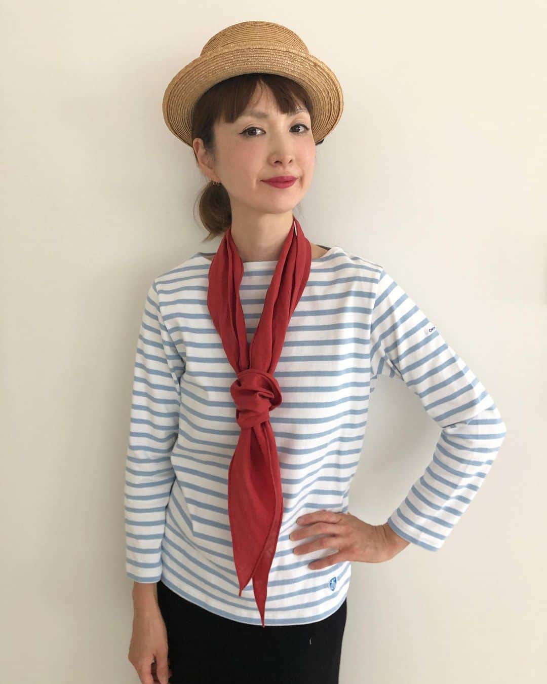 SHOKOさんのインスタグラム写真 - (SHOKOInstagram)「【麻・ロングスカーフ】RED❤️ @sforshoko WEBショップにて、カラーバリエーション新発売✨  この春に新発売した麻のロングスカーフ。フレンチシックな雰囲気を醸し出すラインと男女兼用のデザインに人気を博し、この度カラーバリエーションを増やしました！ベージュに加えて、ピンク、レッド、ブルー、レモンイエロー、ライトグリーンと全６色のラインナップ。一枚一枚、職人が手縫いで丁寧に作り上げたスカーフは風合いが優しく、先端が尖ったデザインはパリジェンヌのようにネクタイのように細く巻いても、広げて肩に掛けても、二枚重ねて巻いても、マスクのように顔を覆って使用しても。スペシャルボックス入りなのでプレゼントに最適です。初回生産には数に限りがあります。  素材: 麻 154x26cm  15,000yen +tax #sforshoko」8月21日 22時34分 - shoko_london