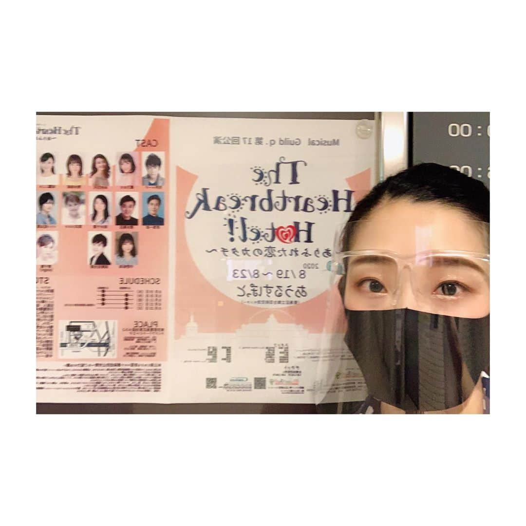 すみれ乃麗のインスタグラム：「明日はライブ配信✨✨✨. . 『The Heartbreak Hotel 〜ありふれた恋のカタチ』も、なか日を迎えてますが、明日はライブ配信です❣️❣️❣️劇場に足をお運び頂けない方もステイホームでお楽しみいただけます😍詳細は2枚目以降をご覧ください💓. . . かなり外出を控えてる私も、ついに外へ出て劇場へ。。。 蘭乃が生き生きと舞台に立っているのを観て、胸がいっぱいになりました。 コロナ禍、演劇界も例に漏れず大打撃をうけ、もちろん蘭乃も朗読劇や主演ミュージカルが次々と延期になっていました。 インスタライブも楽しんでますが、舞台上で楽しそうにお芝居して輝いている姿を見ると、やはり本来の生きる場所はこちらだと実感しました😢💓. . 私自身も劇場に行くこと自体が半年ぶりでした。舞台鑑賞が当たり前な日々でしたが、やはり当たり前は当たり前でなく、、、。こうして生の舞台を観られる事に改めて喜びを感じています💓. . . 宝塚も多くの公演が中止になってしまっていますね。全ての劇場で安心安全に公演できる日々が早く来ますように。 一日も早いコロナの終息を願ってやみません🙏. . . #蘭乃はな #theheartbreakhotel #あうるすぽっと #live配信 . . 今回の公演は、宝塚の上級生で圧倒的な美を誇る#妃鳳こころ さんと、宙組で初舞台でした可愛い#真衣ひなの ちゃんもご出演です！. . #すみれ乃麗 #フェイスシールド はmust」