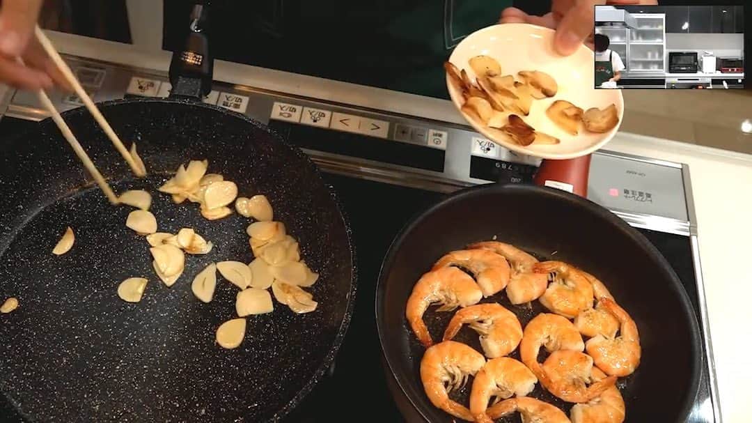 赤髪のともさんのインスタグラム写真 - (赤髪のともInstagram)「今日は、にんにく料理5品を1時間で作るライブ配信しました‼️ 前半にまったりやり過ぎて、後半大慌ててでしたw YouTubeで公開したのでチェックよろしくお願いします❗️ 明日は外出禁止になりました‼️  #タコとサーモンのカルパッチョ #ガーリックシュリンプ #ガーリックライス #ホイル焼き #ガーリックステーキ」8月21日 22時35分 - tomo0723sw