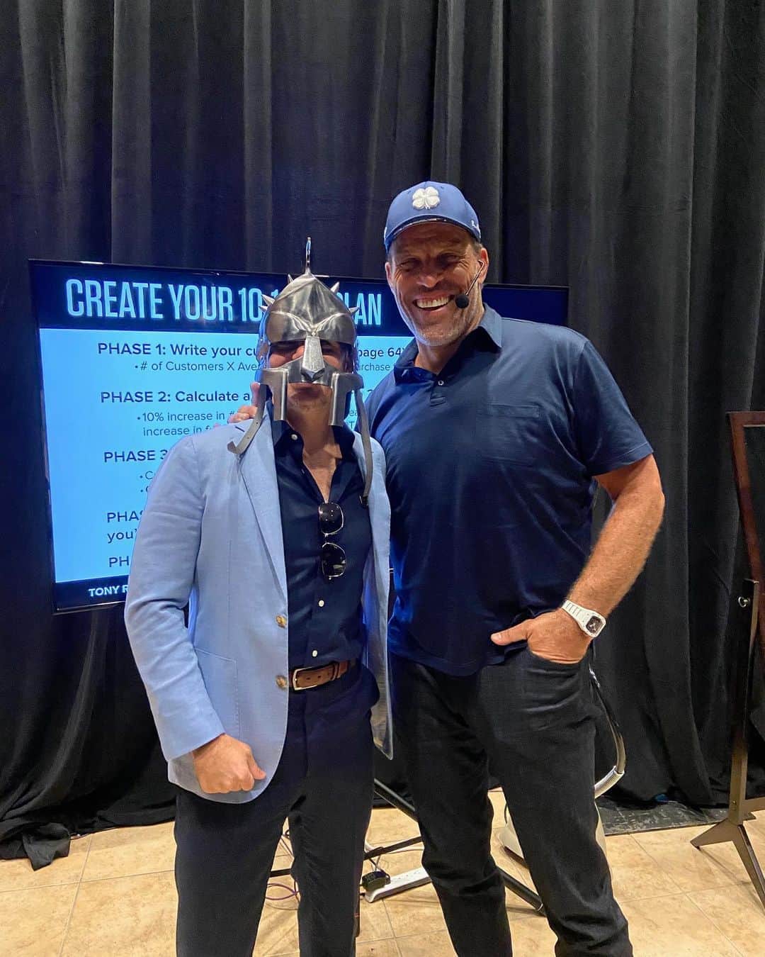 ピットブルのインスタグラム：「I hope everyone has a good Knight ⚔️🛡. @tonyrobbins always great seeing you. Yes, I believe that we will win, Dale!」