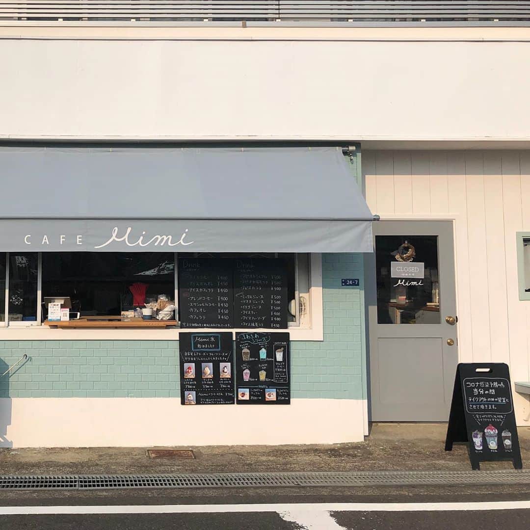 甲斐みのりさんのインスタグラム写真 - (甲斐みのりInstagram)「和歌山県田辺市にある、バニラカフェの姉妹店「Cafe Mimi」の、マンゴーかき氷と、コーヒーかき氷。  マンゴーかき氷は、フルーツソース×ヨーグルトクリーム×自家製レアチーズソース。コーヒーかき氷は、オリジナルカフェオレベース×生クリーム×自家製コーヒーゼリー。ふわふわ、シャッキリ、ツルン、ひとつでいろんな食感が楽しめます。  窓辺にカウンターを設置して、現在はテイクアウトのみで営業。目の前に図書館があるので、学生さんたちも友だち同士で立ち寄ったりと、いい景色。  @cafe_mimi_tanabe  @cafemilktea620   #アイスの旅  #暮らすように旅する田辺 #朝昼夕夜田辺めぐり」8月22日 8時08分 - minori_loule