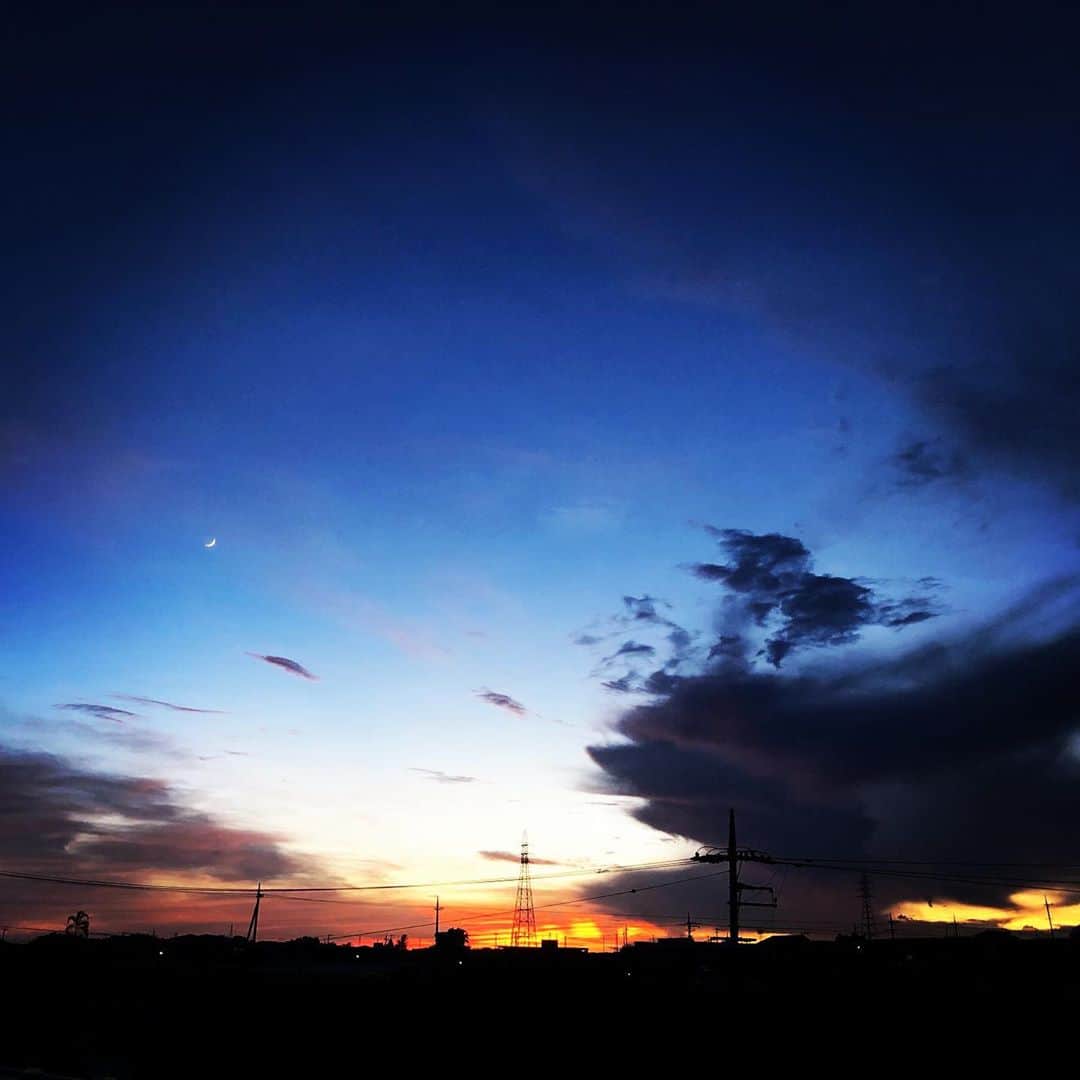 のインスタグラム：「キレイな薄い三日月でした🌙  #昨日の空　#空が広い毎日　#田舎くらし」
