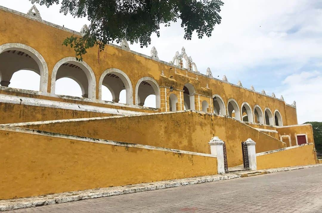 トームさんのインスタグラム写真 - (トームInstagram)「Izamal is the oldest surviving city in the Yucatán. Five  huge Pre-Columbian structures are still easily visible at Izamal (and two from some distance away in all directions). The first is a great pyramid to the Maya Sun god, Kinich Kak Moo (makaw of the solar fire face) with a base covering over 2 acres (8,000 m²) of ground and a volume of some 700,000 cubic meters. Atop this grand base is a pyramid of ten levels.  . “Part of Izamal’s visual charm is the uniform color throughout the town. Every house, church and shop is painted the exact same sunny, golden-yellow tint, matching the central citadel of the monastery of St. Antony’s of Padua, as seen here: St. Antony’s was built in 1561 and stands as one of the earliest Catholic monasteries in the Americas. It is a beautiful structure and boasts the second largest monastic court in the world (after St. Peter’s in Rome).” . It is believed to be built upon what would have been the largest Mayan pyramid. . “Not three golden-yellow city blocks from St. Antony’s Monastery lies another holy site, the pyramid to the Maya Sun God, Kinich Kak Mo, a pyramid of the early Classic age, most likely built between A.D. 400-600. (Last slide)  Before the arrival of the Spanish, Izamal was a huge Maya city, on par with Chichen Itza. Instead of dismantling the pagan pyramids, the Franciscan monks merely repurposed them as foundations for Christian edifices. For example, their great yellow monastery is built on top of the original Maya acropolis. The Franciscans recycled the stones from so many Maya sites into building material for the churches. Today it’s safe to assume that most of Izamal’s 16th-century buildings were built from Maya ruins. .  Despite all the negative connotations of the Spanish takeover in Mexico, Izamal’s extreme Franciscan makeover was not such a severe switch from Maya architectural history. Nearly every major Maya temple (e.g. Kukulcan, Temple of Inscriptions, House of the Magician) is built on top of other smaller structures underneath. The Maya frequently tore down and rebuilt old temples, or built on top of older structures.” @natgeo」8月22日 8時10分 - tomenyc