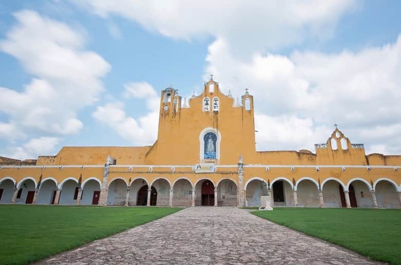トームさんのインスタグラム写真 - (トームInstagram)「Izamal is the oldest surviving city in the Yucatán. Five  huge Pre-Columbian structures are still easily visible at Izamal (and two from some distance away in all directions). The first is a great pyramid to the Maya Sun god, Kinich Kak Moo (makaw of the solar fire face) with a base covering over 2 acres (8,000 m²) of ground and a volume of some 700,000 cubic meters. Atop this grand base is a pyramid of ten levels.  . “Part of Izamal’s visual charm is the uniform color throughout the town. Every house, church and shop is painted the exact same sunny, golden-yellow tint, matching the central citadel of the monastery of St. Antony’s of Padua, as seen here: St. Antony’s was built in 1561 and stands as one of the earliest Catholic monasteries in the Americas. It is a beautiful structure and boasts the second largest monastic court in the world (after St. Peter’s in Rome).” . It is believed to be built upon what would have been the largest Mayan pyramid. . “Not three golden-yellow city blocks from St. Antony’s Monastery lies another holy site, the pyramid to the Maya Sun God, Kinich Kak Mo, a pyramid of the early Classic age, most likely built between A.D. 400-600. (Last slide)  Before the arrival of the Spanish, Izamal was a huge Maya city, on par with Chichen Itza. Instead of dismantling the pagan pyramids, the Franciscan monks merely repurposed them as foundations for Christian edifices. For example, their great yellow monastery is built on top of the original Maya acropolis. The Franciscans recycled the stones from so many Maya sites into building material for the churches. Today it’s safe to assume that most of Izamal’s 16th-century buildings were built from Maya ruins. .  Despite all the negative connotations of the Spanish takeover in Mexico, Izamal’s extreme Franciscan makeover was not such a severe switch from Maya architectural history. Nearly every major Maya temple (e.g. Kukulcan, Temple of Inscriptions, House of the Magician) is built on top of other smaller structures underneath. The Maya frequently tore down and rebuilt old temples, or built on top of older structures.” @natgeo」8月22日 8時10分 - tomenyc