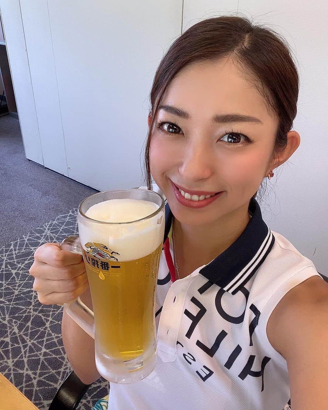 RIKAさんのインスタグラム写真 - (RIKAInstagram)「. 8月16日 #小田原湯本カントリークラブ  . スマイルゴルフで参加してくれた皆さんとゴルフしてきました🏌️‍♀️✨ @smilegolf2018  . 連日猛暑日が続く中、暑いけどめちゃくちゃ暑い所ではなかったので気持ちよく楽しくラウンドできました☺️✨ . 毎回素敵な方々が集まってくれるから私は楽で仕方がない笑笑 . 景色もよくて楽しいコースだったのでまた行きたいと思います❣️❣️ . . . #ゴルフ#golf#⛳️#ゴルフ女子#ゴルフ好き#ゴルフウエア#ゴルフコーデ#ゴルフスイング#골프 #골프웨어 #골프스윙 #여행 #해외여행 #골프스타그램 #골프중독 #와인 #소주 #좋은시간  #スマイルゴルフ#小田原湯本cc#大自然」8月22日 8時19分 - rinrikagolf