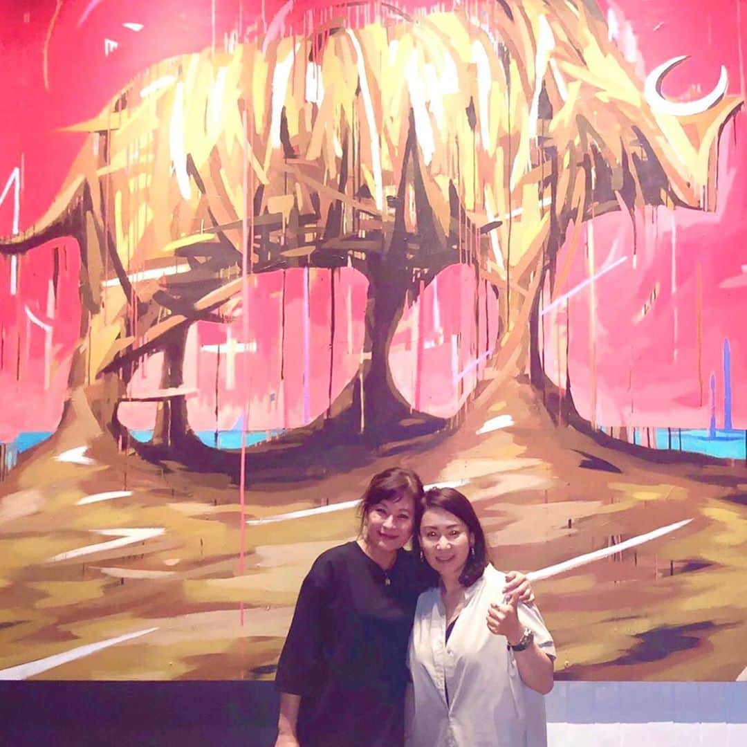 のインスタグラム：「久しぶりの外食❣️大きな牛さんの絵と同じくらい美味しくいただきました❣️幸子さんまた行こうね❗️#六本木１丁目 #ルビージャックスステーキハウス#岡まゆみ」