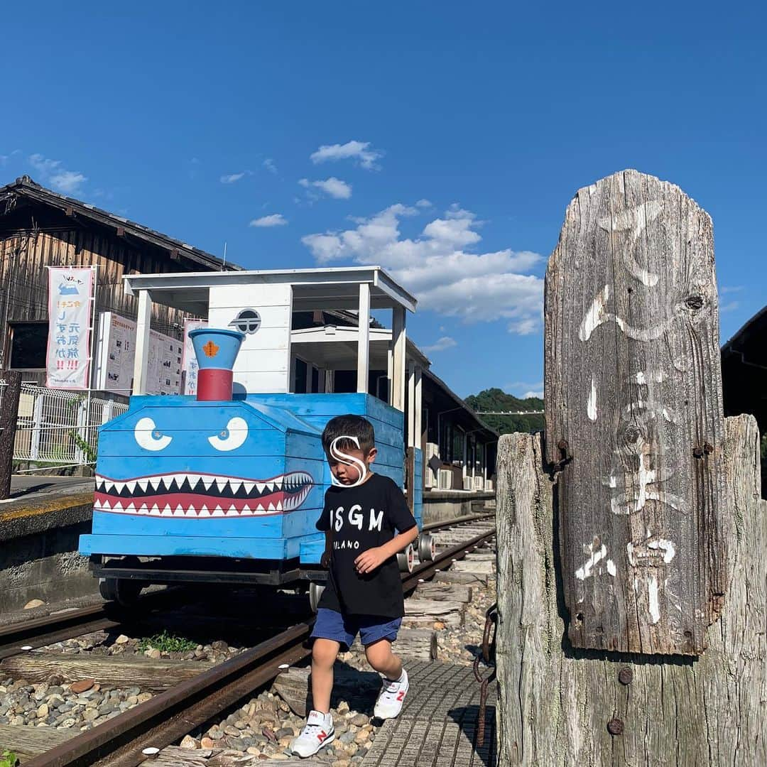 澤野井香里さんのインスタグラム写真 - (澤野井香里Instagram)「ノスタルジックな昭和の鉄道遺産と言われて、駅が国の#重要文化財 になる#天竜浜名湖線 の#てんはま線 ⭐️﻿ ﻿ 1歳半になるMもぬいぐるみ🧸より電車🚃が大好きで、窓からホームの見える静岡駅前のホテルにして正解だった😝✨﻿ ﻿ 見たかった#特急ふじかわ の前で『👱🏻‍♂️がMばかり抱っこする〜😭』と拗ねて大泣きしてたのも4歳のいい思い出♡笑﻿ ﻿ 今回はSの知的好奇心を満たす電車🚃尽くしの旅だったから、次静岡に来る時はゆっくり浜名湖とか眺めたいなw﻿ ﻿ #ks_20✨ #ks_shizuoka✨ #夏休み #家族旅行　#国内旅行　#静岡　#駿河湾　#静岡駅　#特急ふじかわ　#重要文化財　#天浜線　#天竜二俣駅　#ディーゼルカー　#電車好き　#鉄道　#子鉄　#子鉄ママ  #子鉄ママと繋がりたい #🚃　#S⭐️_ #M🍒_ #s⭐️m🍒﻿ ﻿」8月22日 8時37分 - kaori_sawanoi