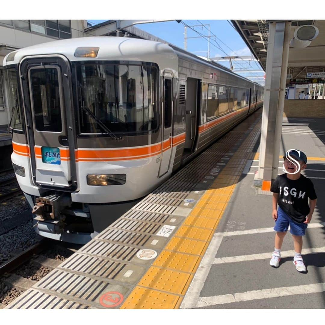 澤野井香里さんのインスタグラム写真 - (澤野井香里Instagram)「ノスタルジックな昭和の鉄道遺産と言われて、駅が国の#重要文化財 になる#天竜浜名湖線 の#てんはま線 ⭐️﻿ ﻿ 1歳半になるMもぬいぐるみ🧸より電車🚃が大好きで、窓からホームの見える静岡駅前のホテルにして正解だった😝✨﻿ ﻿ 見たかった#特急ふじかわ の前で『👱🏻‍♂️がMばかり抱っこする〜😭』と拗ねて大泣きしてたのも4歳のいい思い出♡笑﻿ ﻿ 今回はSの知的好奇心を満たす電車🚃尽くしの旅だったから、次静岡に来る時はゆっくり浜名湖とか眺めたいなw﻿ ﻿ #ks_20✨ #ks_shizuoka✨ #夏休み #家族旅行　#国内旅行　#静岡　#駿河湾　#静岡駅　#特急ふじかわ　#重要文化財　#天浜線　#天竜二俣駅　#ディーゼルカー　#電車好き　#鉄道　#子鉄　#子鉄ママ  #子鉄ママと繋がりたい #🚃　#S⭐️_ #M🍒_ #s⭐️m🍒﻿ ﻿」8月22日 8時37分 - kaori_sawanoi