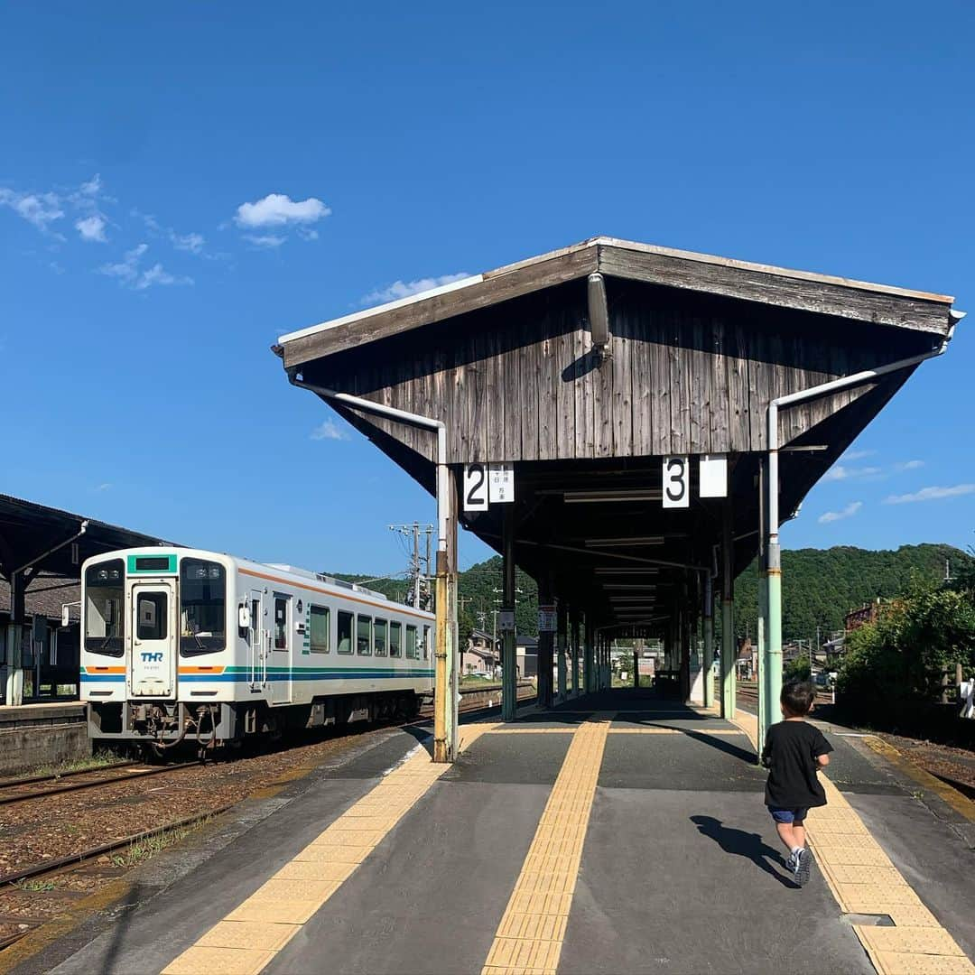 澤野井香里さんのインスタグラム写真 - (澤野井香里Instagram)「ノスタルジックな昭和の鉄道遺産と言われて、駅が国の#重要文化財 になる#天竜浜名湖線 の#てんはま線 ⭐️﻿ ﻿ 1歳半になるMもぬいぐるみ🧸より電車🚃が大好きで、窓からホームの見える静岡駅前のホテルにして正解だった😝✨﻿ ﻿ 見たかった#特急ふじかわ の前で『👱🏻‍♂️がMばかり抱っこする〜😭』と拗ねて大泣きしてたのも4歳のいい思い出♡笑﻿ ﻿ 今回はSの知的好奇心を満たす電車🚃尽くしの旅だったから、次静岡に来る時はゆっくり浜名湖とか眺めたいなw﻿ ﻿ #ks_20✨ #ks_shizuoka✨ #夏休み #家族旅行　#国内旅行　#静岡　#駿河湾　#静岡駅　#特急ふじかわ　#重要文化財　#天浜線　#天竜二俣駅　#ディーゼルカー　#電車好き　#鉄道　#子鉄　#子鉄ママ  #子鉄ママと繋がりたい #🚃　#S⭐️_ #M🍒_ #s⭐️m🍒﻿ ﻿」8月22日 8時37分 - kaori_sawanoi