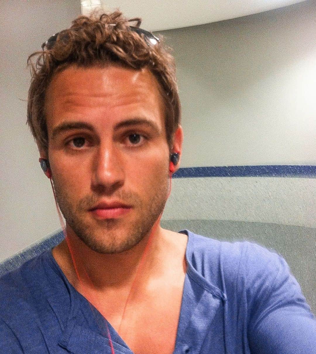 ニック・ビオールのインスタグラム：「2012 Nick was really going through a deep v phase.」