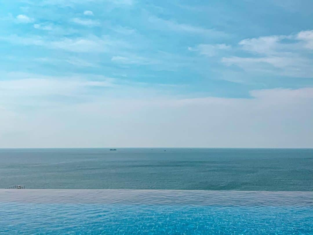 水乃あつみさんのインスタグラム写真 - (水乃あつみInstagram)「ocean view . .  夏は山派ですか？それとも海派？ .  今年は思うように外出できないけど 落ち着いたら思い切り自然を満喫したいな〜。  .  . . . .  #水着 #インフィニティプール  #海外旅行好きな人と繋がりたい  #自然が好き #海 #夏 #プール #オーシャンビュー #旅  #旅行好きな人と繋がりたい #旅行好き女子  #summer #pool #nature #instalike #photo #art #model #japan #japanesegirl」8月22日 8時44分 - atsumi_mi04