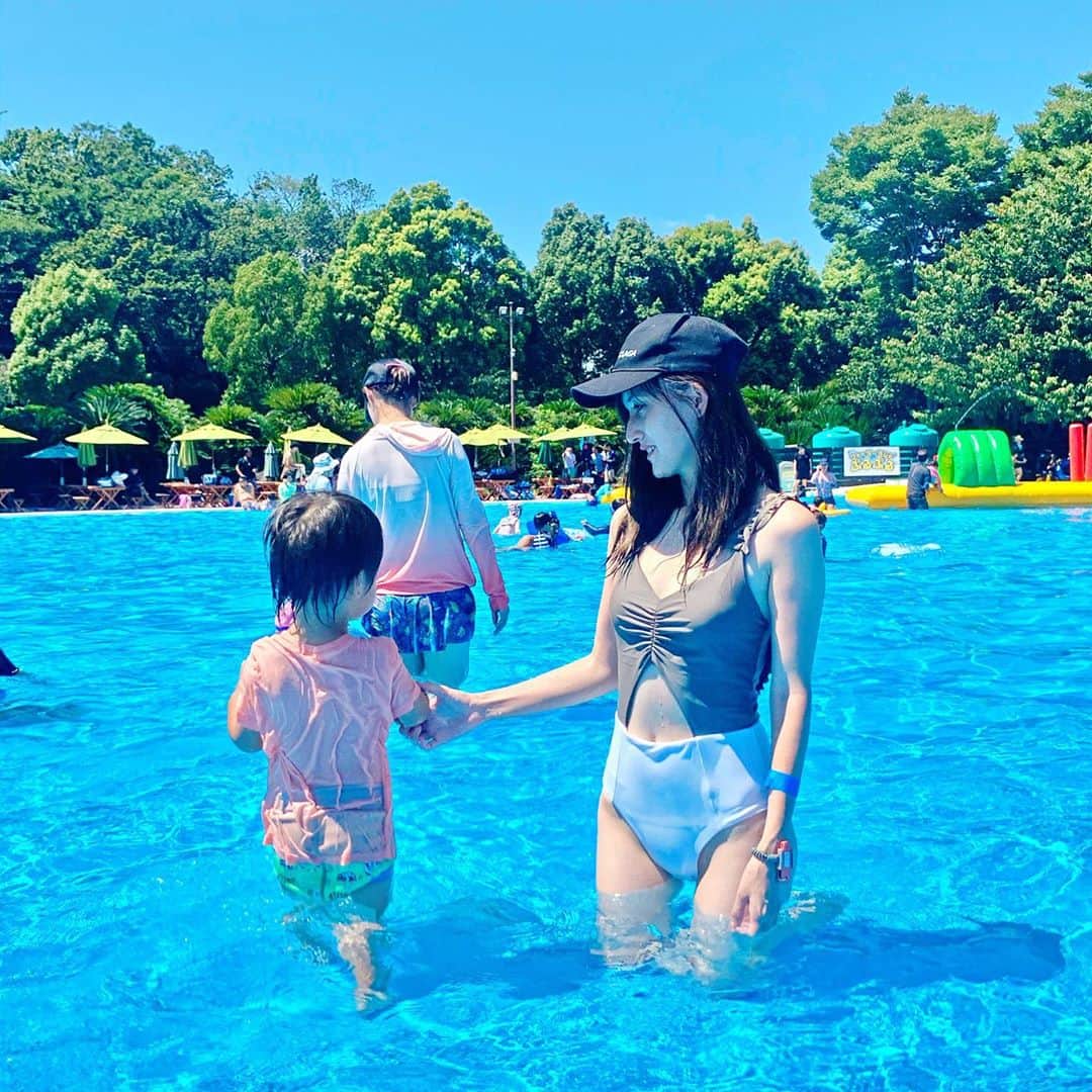 のインスタグラム：「#伊豆旅行 中🩱 夏はプールに限る！  #伊豆ぐらんぱる公園 ！ ２時間400円のプール🏖 浅瀬で良い！  #ママ水着 #水着　#プール遊び #ワンピース水着 #オムツ機能付きスイムパンツ #スプラッシュアバウト #splashabout #2歳水着 #2歳9カ月 #赤ちゃん水着 #アリシアスタン #子連れスポット #新作水着#izu#ウォーターランドぷるぷる」