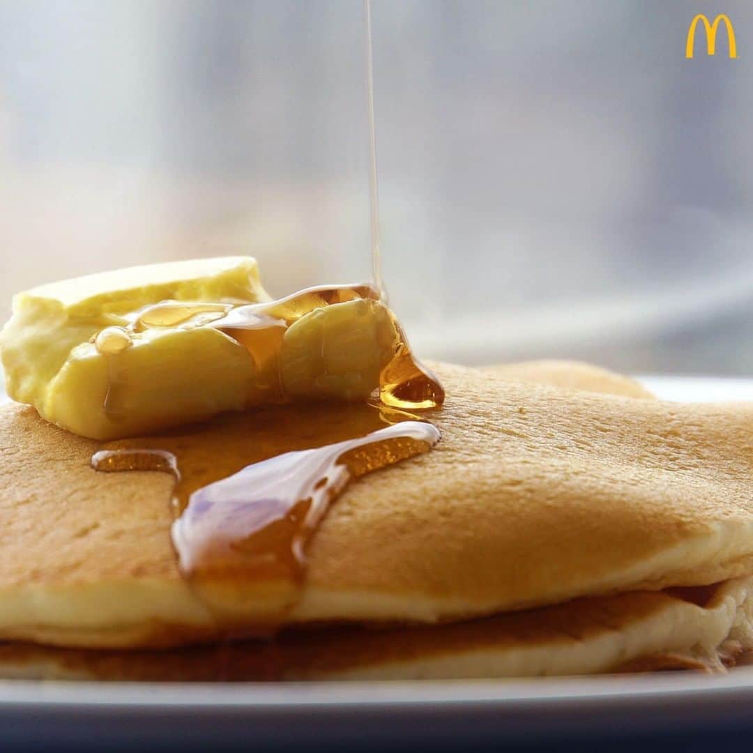 McDonald's Philippinesのインスタグラム：「Have a smooth and sweet Saturday morning with our fluffy Hotcakes!  Get your McDo breakfast fix at the Drive-Thru or order via McDelivery.」