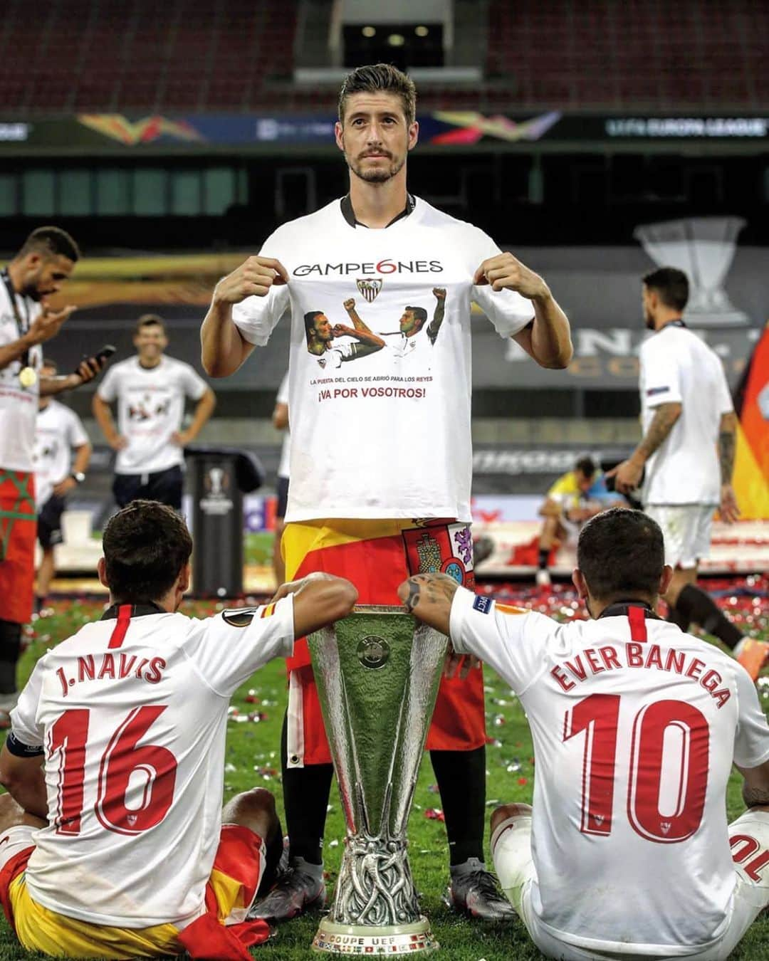 セルヒオ・エスクデロのインスタグラム：「Va por vosotros !!! 🙏🏼⚪️🔴⚽️」