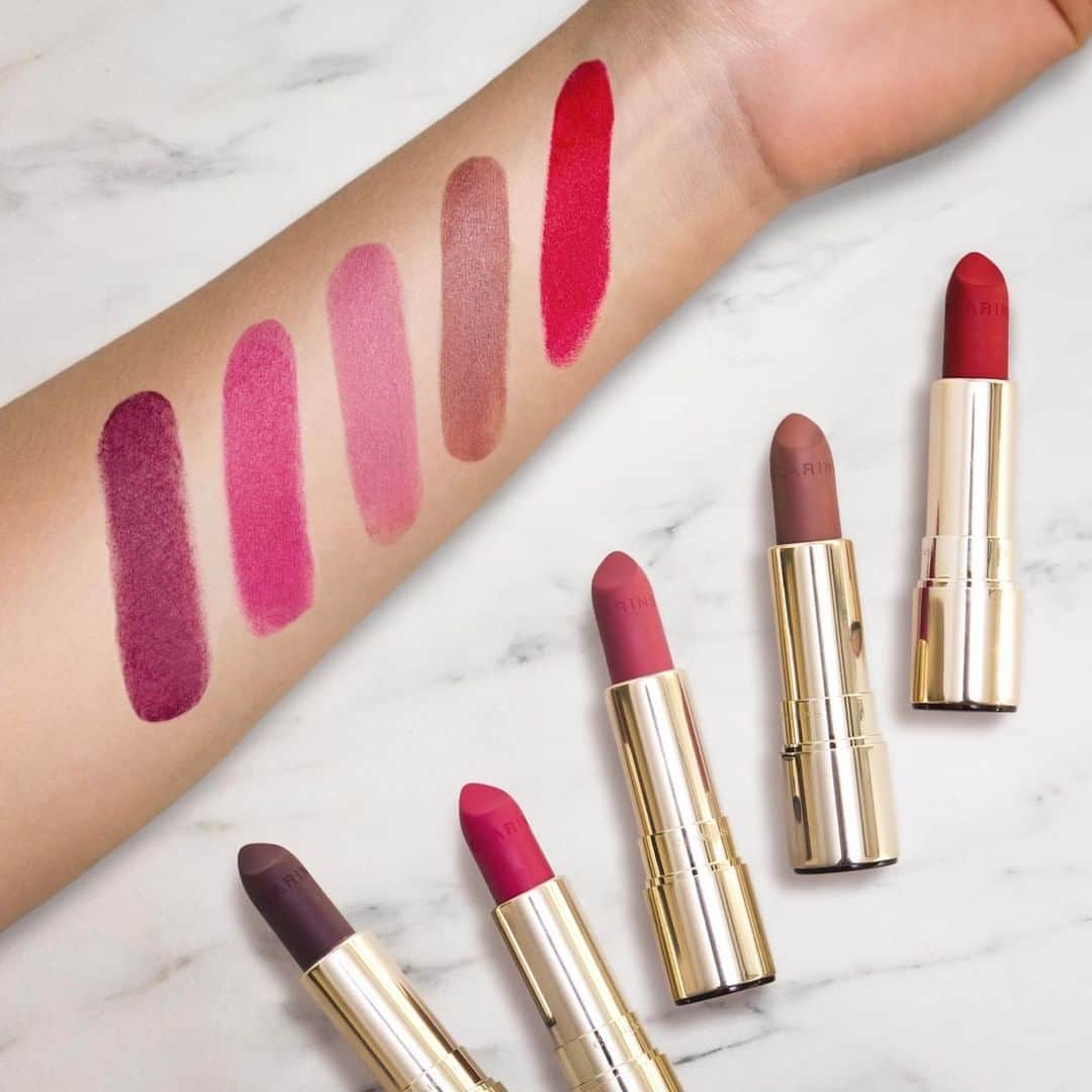 Clarins Canadaさんのインスタグラム写真 - (Clarins CanadaInstagram)「We don't know about you, but we find that on a bad day, there's always lipstick... even if we have to wear a mask!💄😷⁣ __________⁣ On ne sait pas pour vous, mais nous trouvons que de porter un rouge à lèvres remonte toujours le moral... même si nous devons porter un masque !💄😷⁣ .⁣ .⁣ .⁣ #Clarins #ItsAllAboutYou #ClarinsMakeUp #JoliRouge」8月22日 9時15分 - clarinscanada