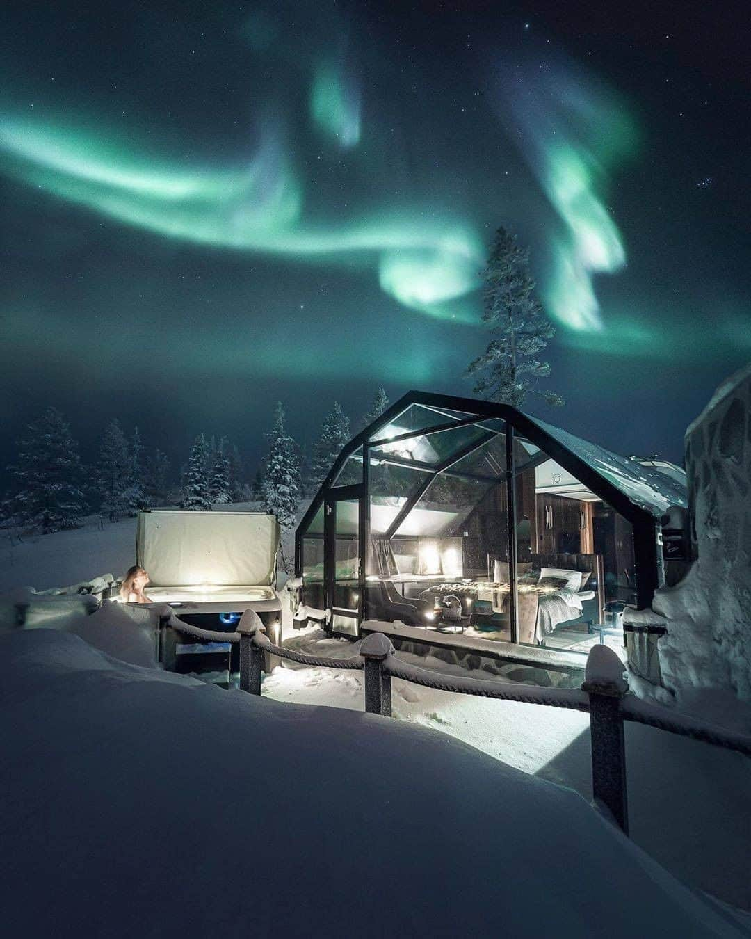 Discover Earthさんのインスタグラム写真 - (Discover EarthInstagram)「This igloo looks real modern ! A nice place to watch the northern lights ! "Glass igloo suite experience in Finland😍 who would you take here? In frame my beautiful girlfriend @michellevonkalben , location: @leviniglut "  🇫🇮 #discoverfinland with @visualsofjulius  #finland #igloo #girlfriend」8月22日 0時30分 - discoverearth