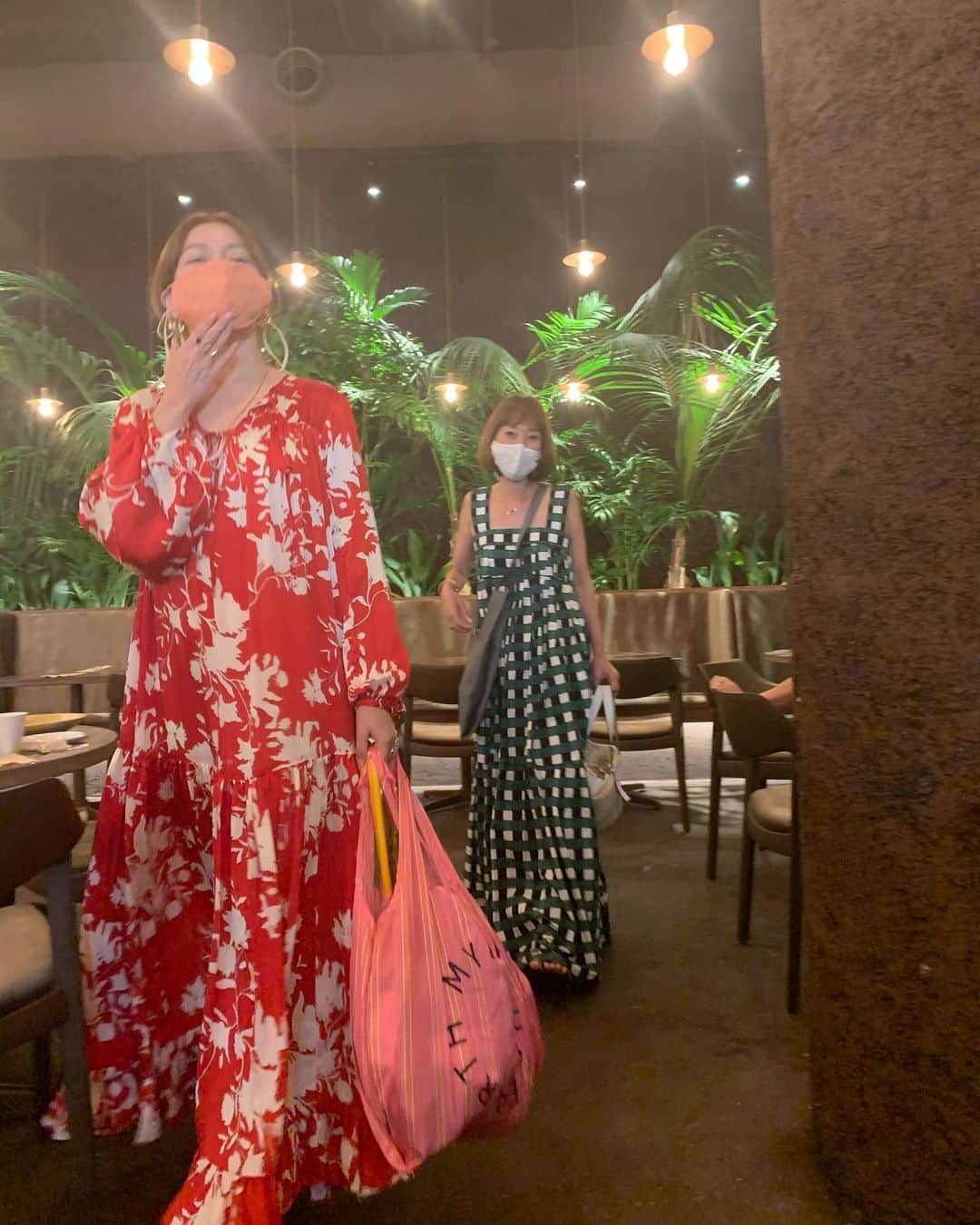 風間ゆみえのインスタグラム：「せりさま、サンシャインオレンジに🧡Xレッド❤️のカラーコーディネートさすがの着こなし‼︎ 本当に服に負けないひと😂👌✨100点✨　photo by me♡  @iwahoriseri @mylan_official @keikosasaki_mylan  @gyre_omotesando」