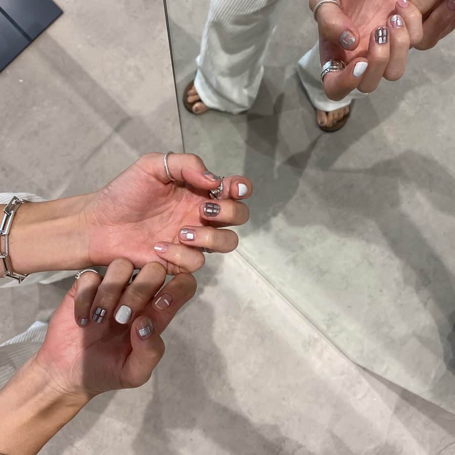 長谷川あやのインスタグラム：「⚪️⚪️⚪️#tohnenail#nail ・ ・ ・ 今年最後の最後夏ネイルかな、、、😌？💓 すべてがツボの周ちゃんネイル💅 ・ いつもデザインなかなか決められなくて 毎回おまかせで大満足してる💛笑」