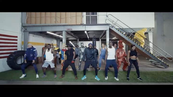 ウィル・アイ・アムのインスタグラム：「I’m doing this dance everywhere for no reason...  Thanks @callmechoko   I’m going to the super market and buying my food doing this dance...  #VIDALOCA」