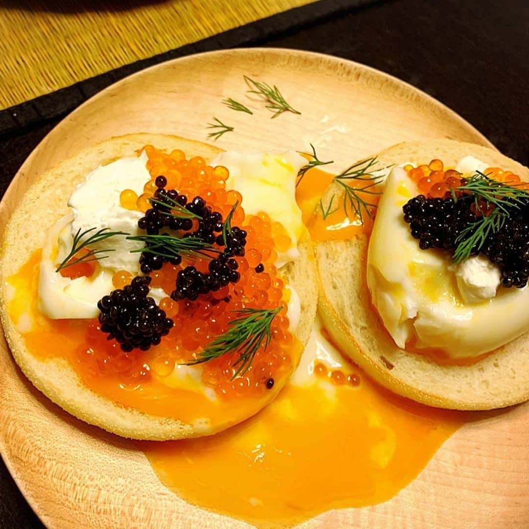 シルビア・グラブさんのインスタグラム写真 - (シルビア・グラブInstagram)「随分前に頂いたキャビア…もったいなくてずっと保管したままだったのですが…賞味期限ギリギリ！これは食べないともったいない！！！ 卵は柔らかすぎて載せる時に割れてしまいましたが、トーストしたイングリッシュマフィンに半熟卵、サワークリーム、イクラ、キャビアにデイルを載せました。 もちろんお供はシャンパン。 贅沢なお家飲みになりました😉  あ〜！美味しい。キャビアなんていつぶりだろう… #caviarandchampagne #wonderfulfoodathome #henrigiraud #henrigiraudhommage #贅沢自粛飯 #winelover #champagnelover #foodie」8月22日 0時33分 - sylviagrab717