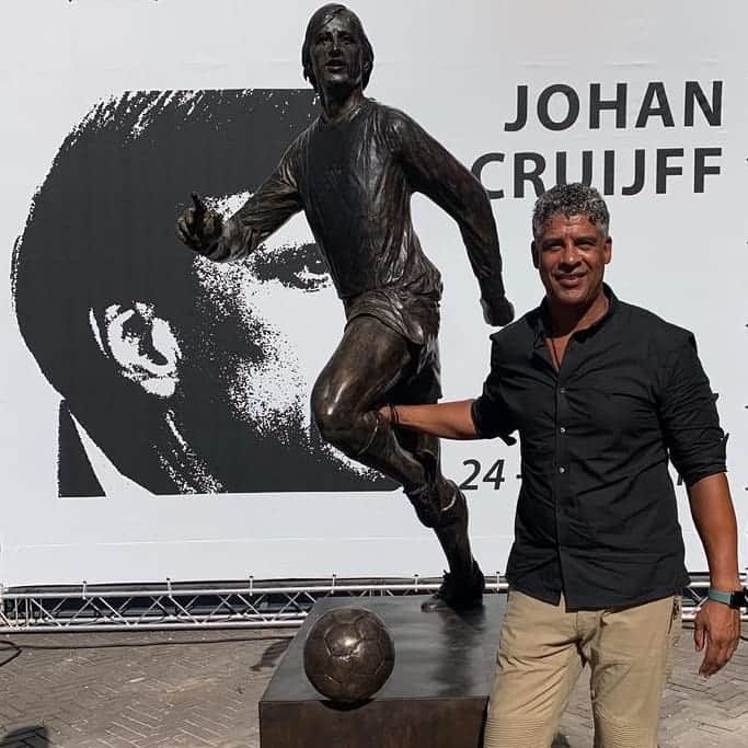 ヨハン・クライフのインスタグラム：「🙏 Today, Frank Rijkaard unveiled this beautiful statue of @johancruyff in front of the @johancruijffarena. The statue is a gift from @afcajax fans! 1️⃣4️⃣  #dezemanverdienteenstandbeeld #standbeeldcruijff #CruyffLegacy」