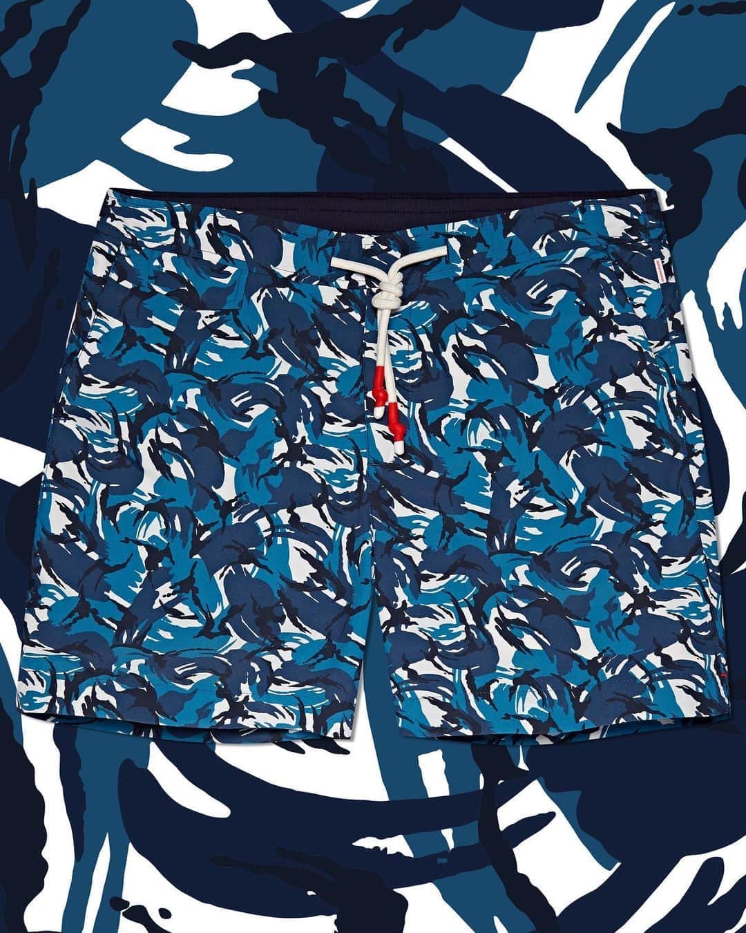 オールバーブラウンのインスタグラム：「Caught you looking 👀 Tap to shop these Standard swim shorts in bold blue Camo print for a statement look whatever the beach occasion. Designed in-house these camouflage shorts come with a tubular drawcord and part-elasticated waistband, a hallmark of our laid-back Standard style.  #DoseOfSun #OrlebarBrown #OBsAroundTheWorld」