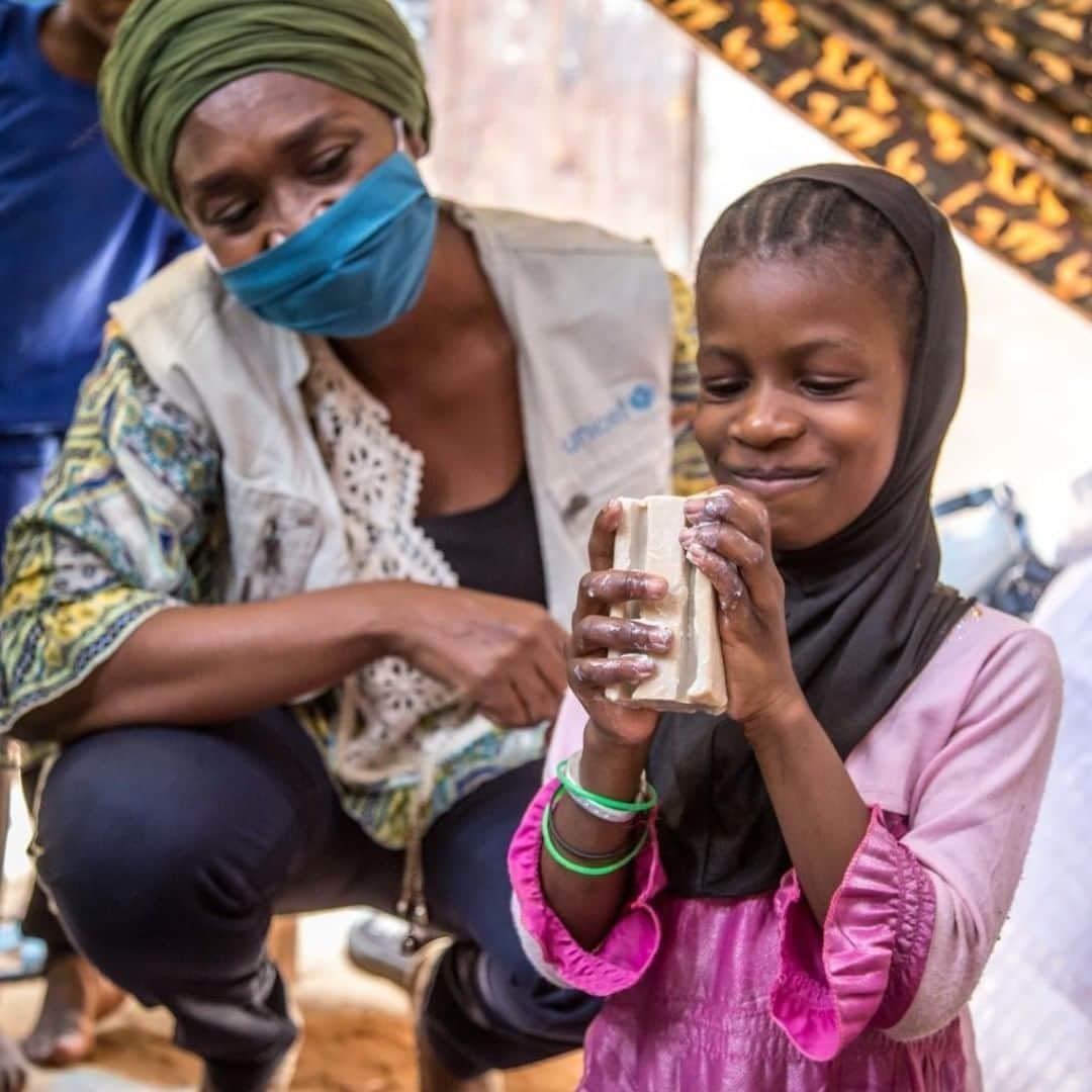 unicefさんのインスタグラム写真 - (unicefInstagram)「Zahra, 10, is learning how to wash her hands properly with one of our UNICEF colleagues in #Mauritania. During the #COVID19 pandemic, preserving, protecting and promoting a child’s right to health is, and must be, a priority for everyone. © UNICEF/UNI350969/Pouget」8月22日 0時45分 - unicef