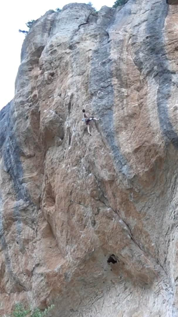 デイブ・グラハムのインスタグラム：「Chillin here in Siurana for a couple days before heading back to Rodellar for the next month 🏖 So I’m gonna throw it back to June in sector El Pati when I made an ascent of the classic Estado Critico 🥳 This was first route I climbed in the true summer heat and it was a real eye opening experience what’s possible if you just try super hard, even if its theoretically supposed to be “out of season” 😂 This rig consists of a physical 8a crack section, followed by a decent rest, a tricky boulder problem with a long move to a pocket thats hard to see, then a resistant sequence of about 25 moves culminating with tiny Gastons and long reaches 🤓 Basically I tried to climb as fast as possible to avoid greasing off the bad holds near the finish, which turned out to be a good strategy 😅 Super syked to get back to the Mascun to try and take down the big rigs, motivation is high just like the temps, best thing to do these days is to get ready to sweat it out and go A MUERTE🤪 !!! @adidas @adidasterrex @fiveten_official @petzl_official @climb_up_officiel @frictionlabs @sendclimbing @climbskinspain @tensionclimbing」