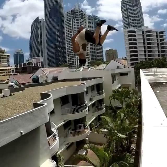 ファンクマスター・フレックスのインスタグラム：「No way? My heart ain’t strong enough! I’m I the only one getting anxiety from this? Vid via: @mrjesseturner」