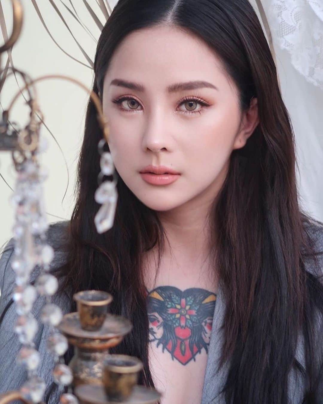 Abby Chenのインスタグラム：「幫我變身的 @muimui_makeup @bboowabb 🤍 嘗試泰妝～  直接讓我升級😍 非常推薦大家找她們妝髮～」