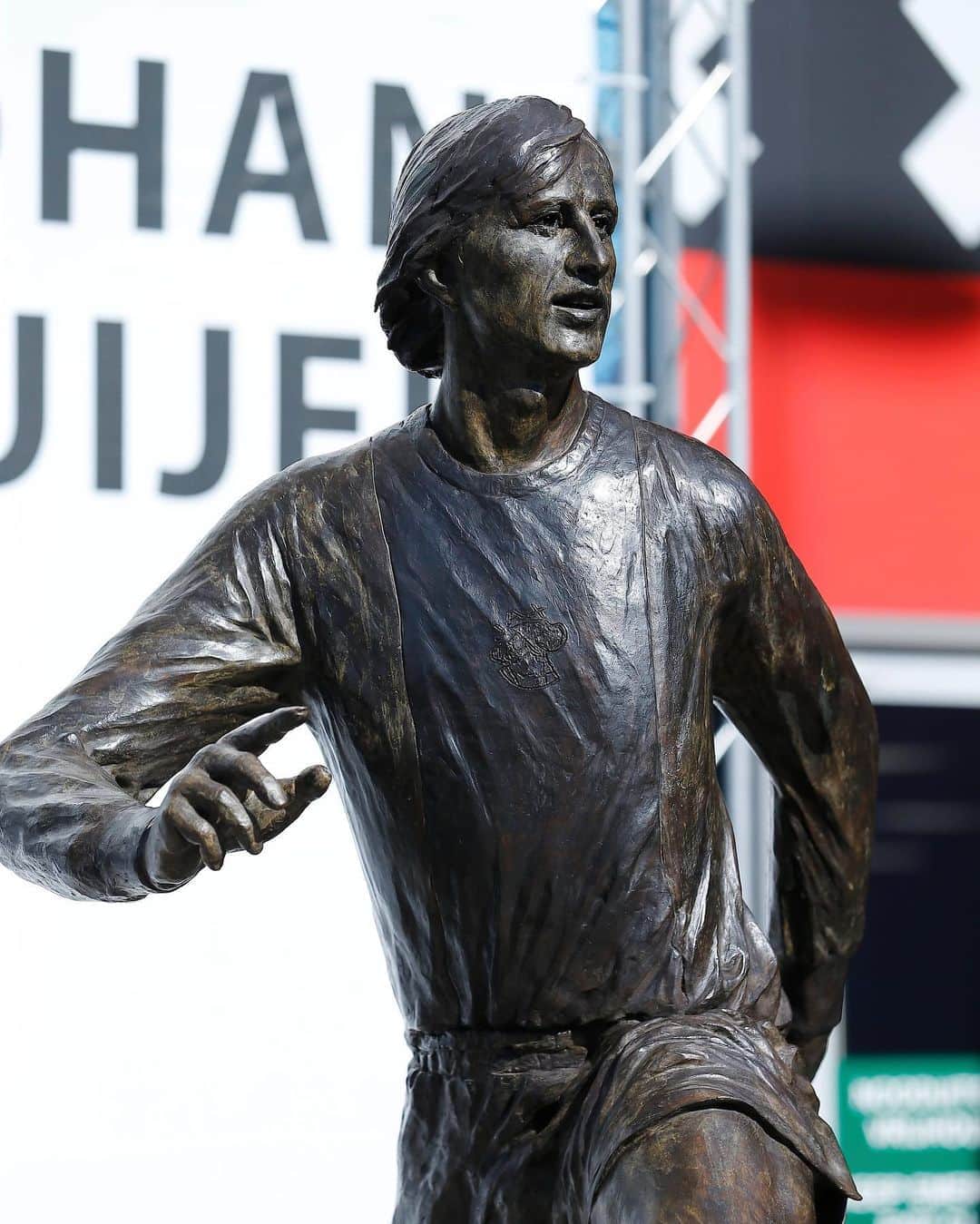 アヤックス・アムステルダムさんのインスタグラム写真 - (アヤックス・アムステルダムInstagram)「The statue of @JohanCruyff ♥️🙏 #vooraltijdnr14」8月22日 0時47分 - afcajax